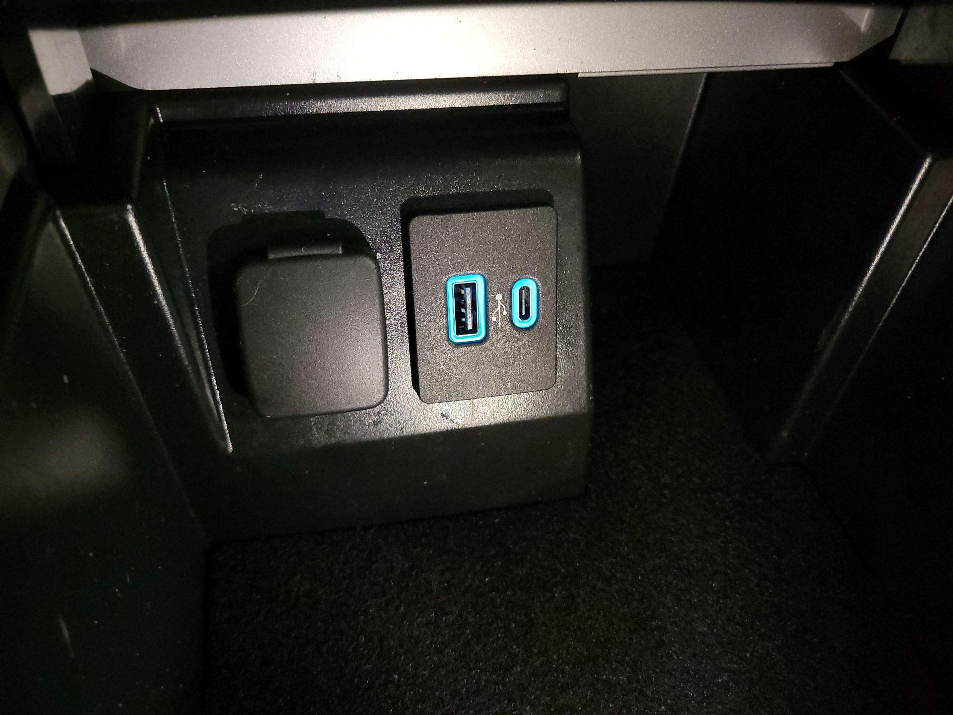 Thumbnail: 2022 Ford Explorer - 18