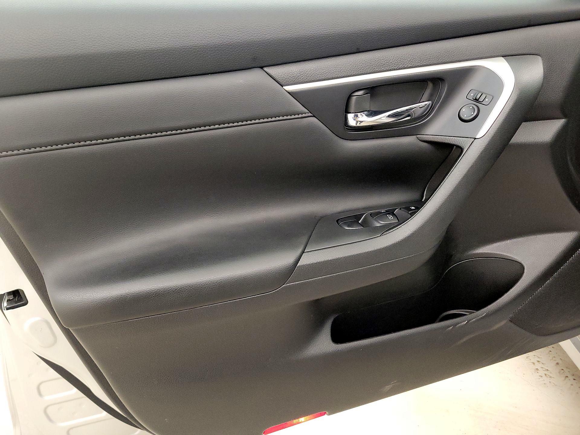 Thumbnail: 2017 Nissan Altima - 12