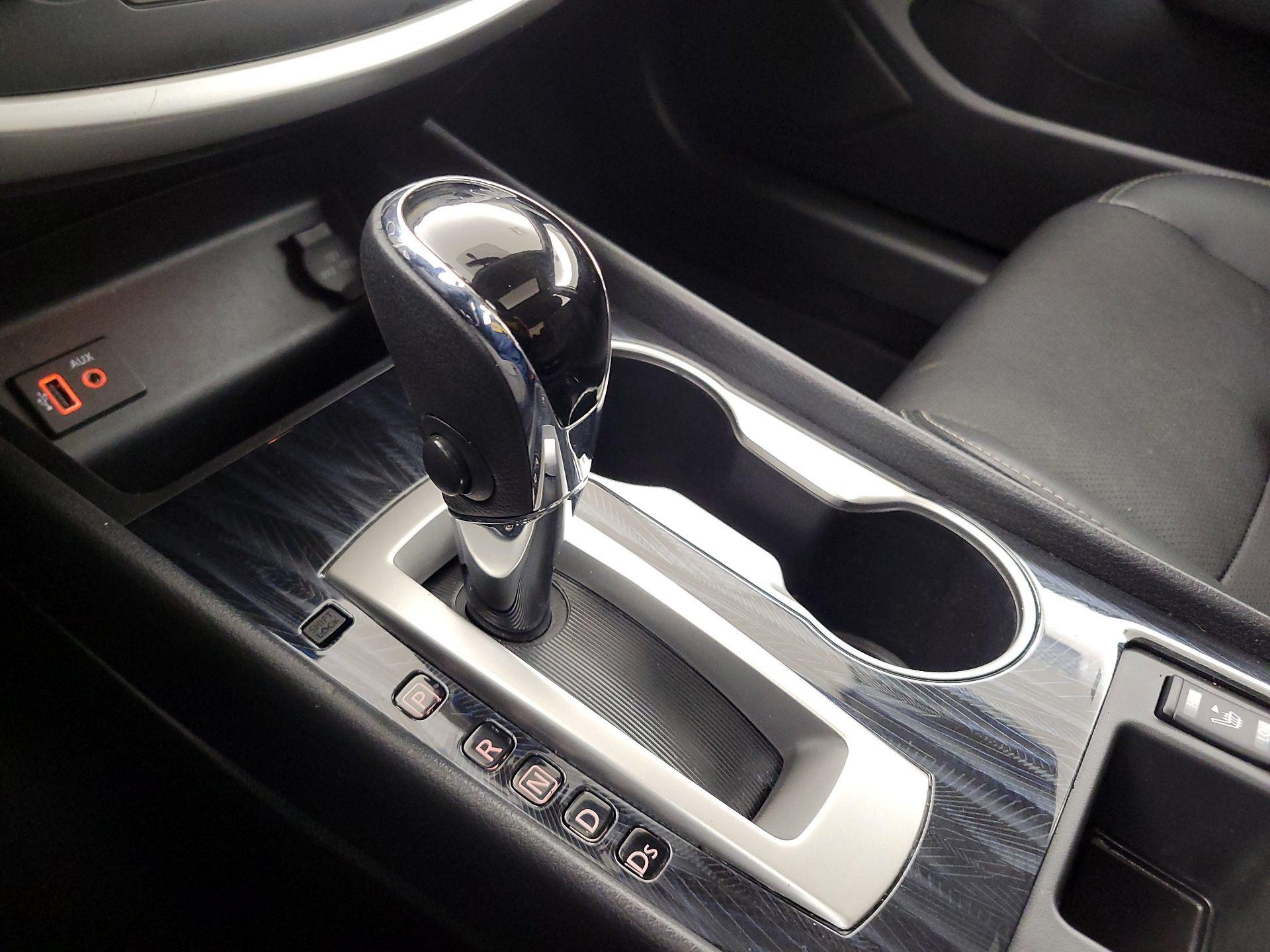 Thumbnail: 2017 Nissan Altima - 17