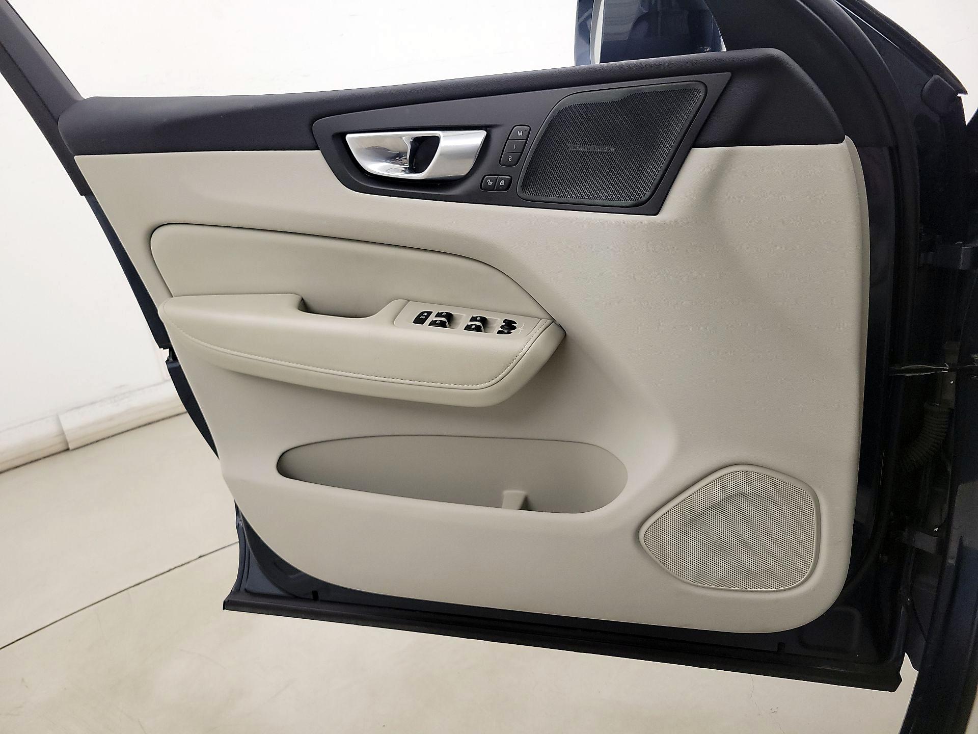 Thumbnail: 2022 Volvo XC60 - 12