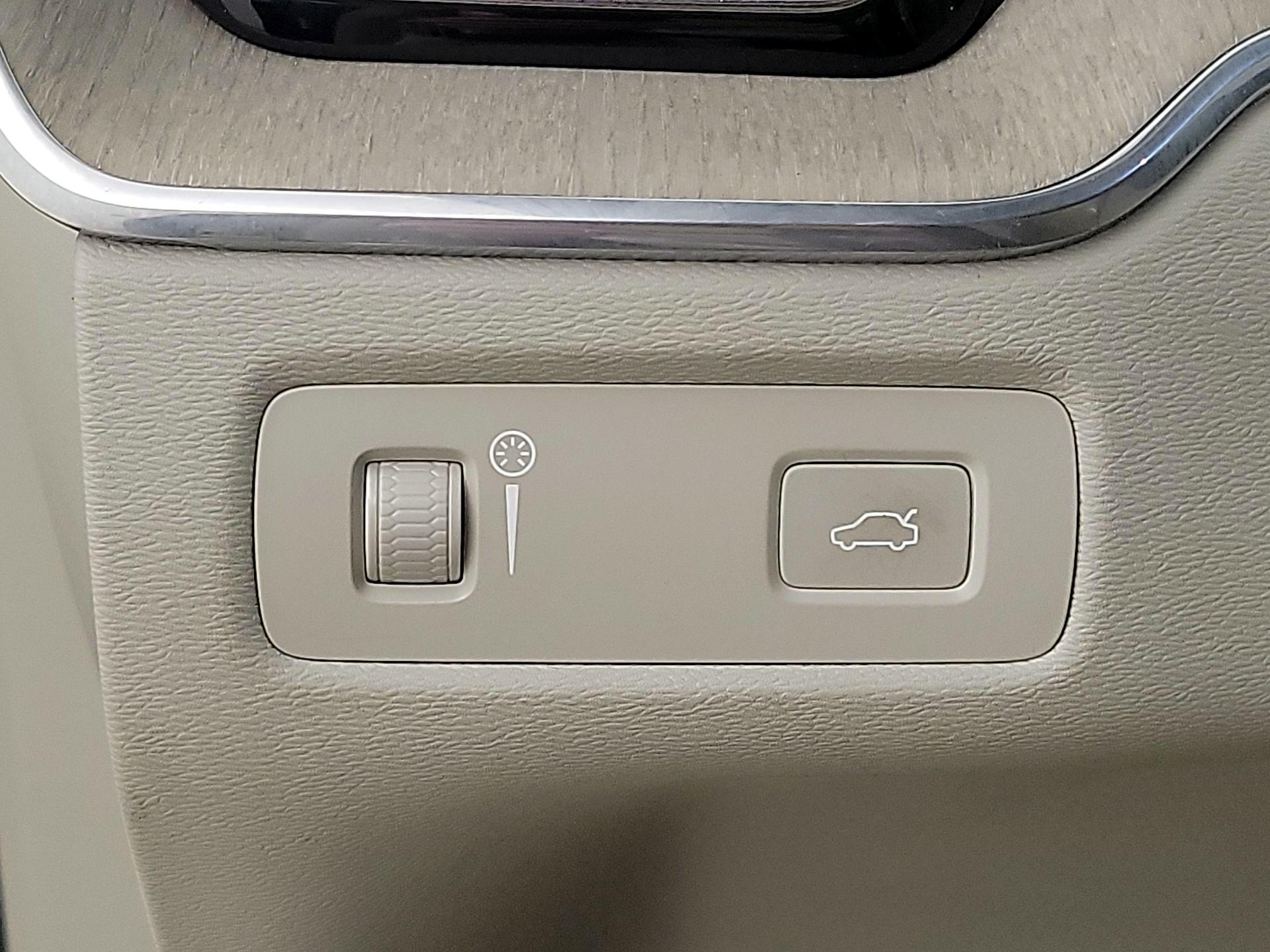 Thumbnail: 2022 Volvo XC60 - 13