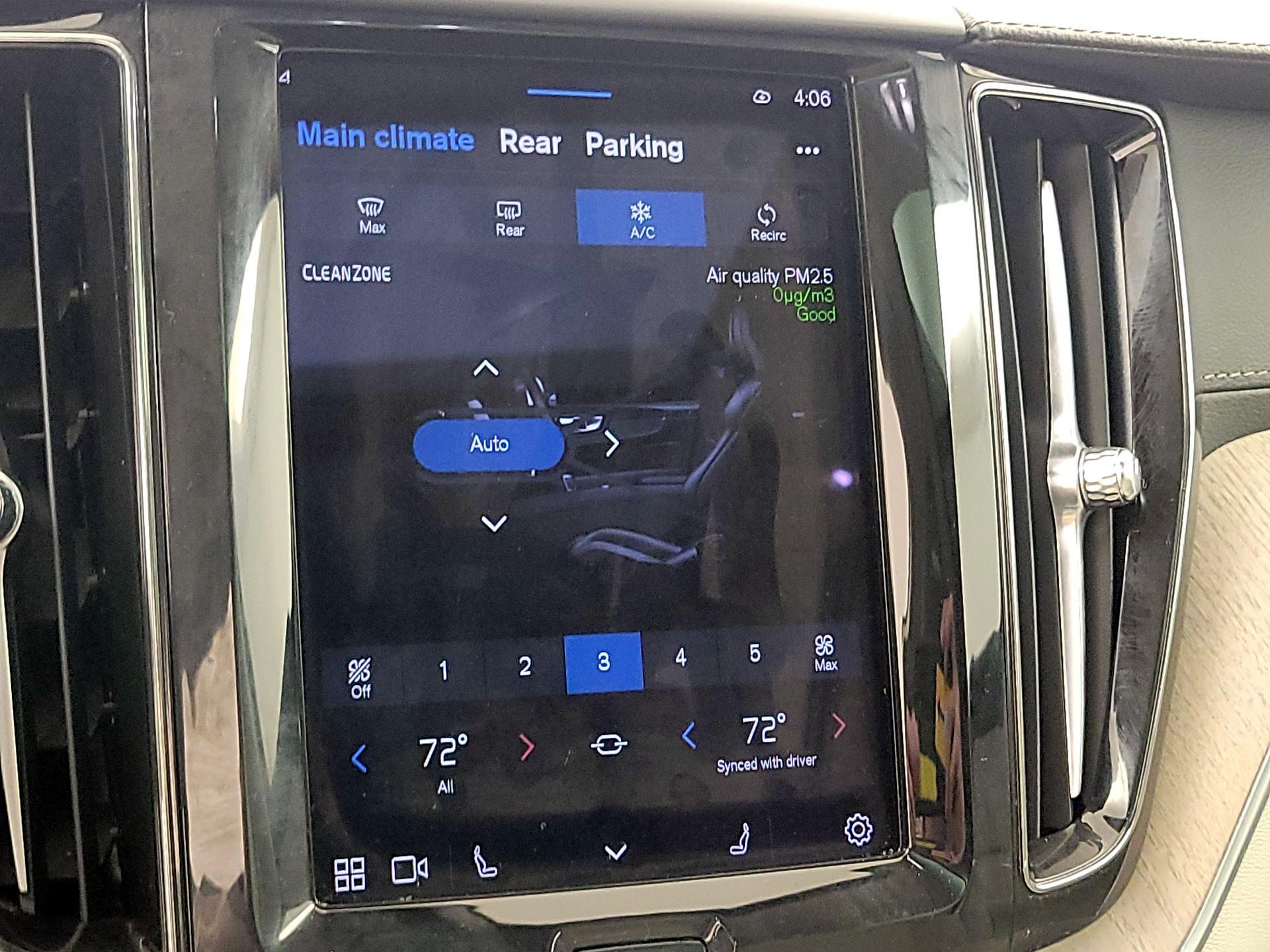 Thumbnail: 2022 Volvo XC60 - 16