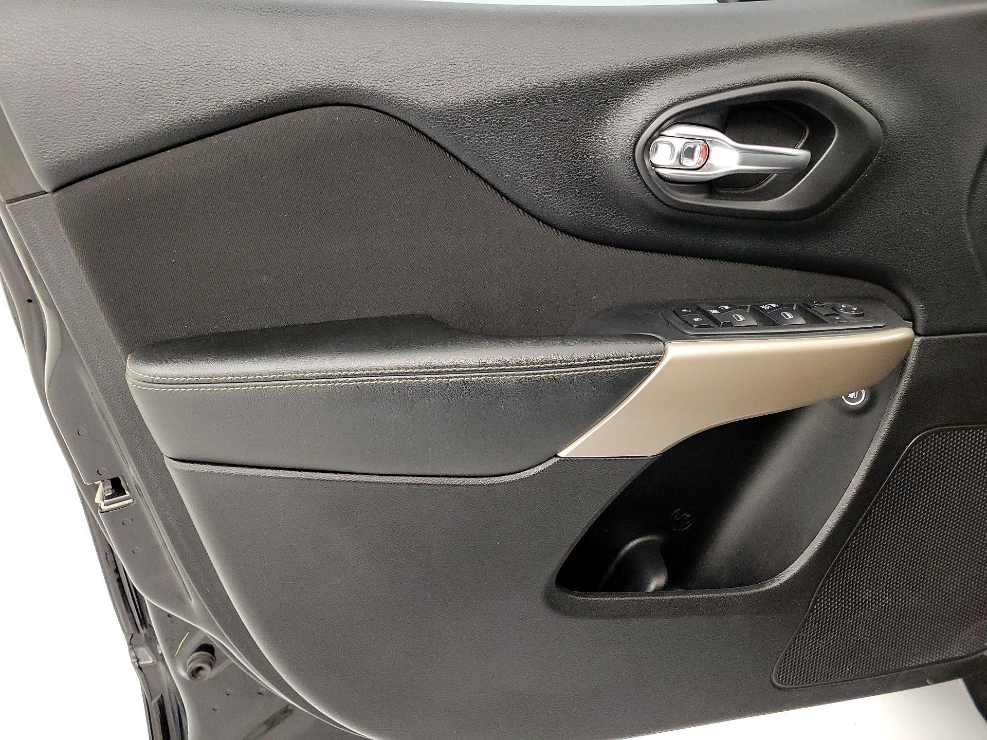 Thumbnail: 2018 Jeep Cherokee - 12