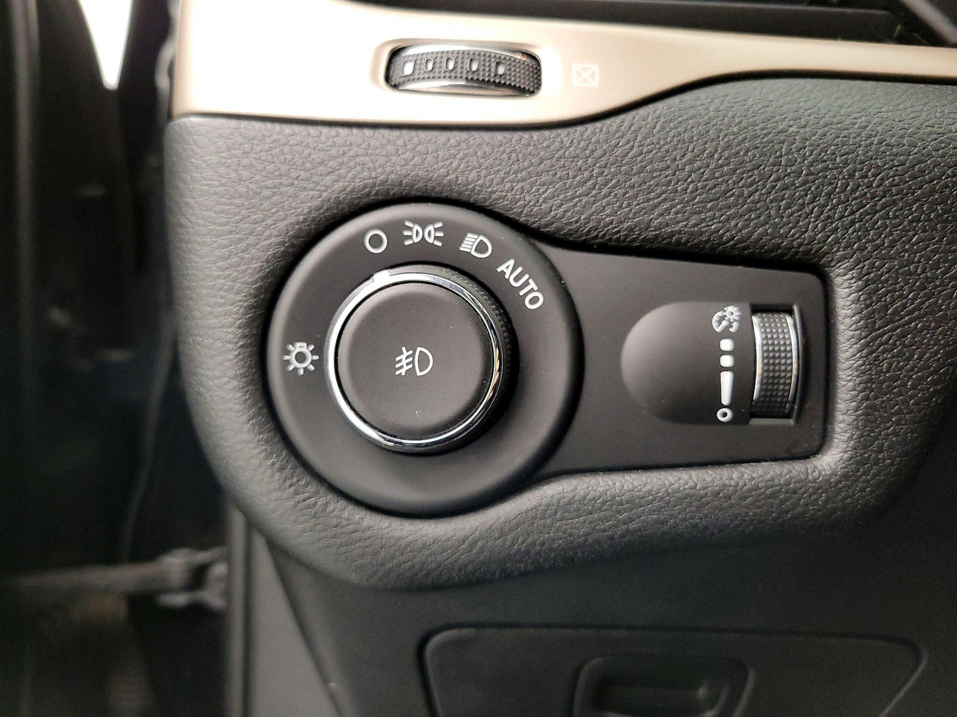 Thumbnail: 2018 Jeep Cherokee - 13