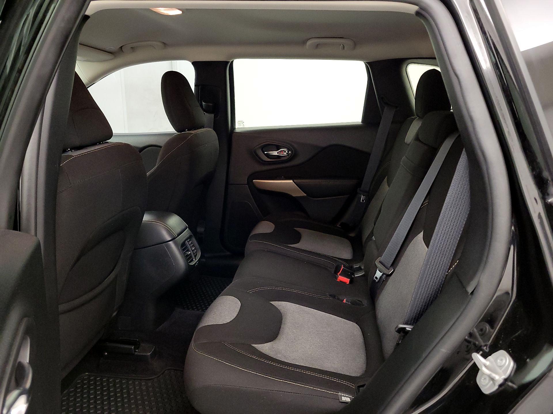 Thumbnail: 2018 Jeep Cherokee - 19