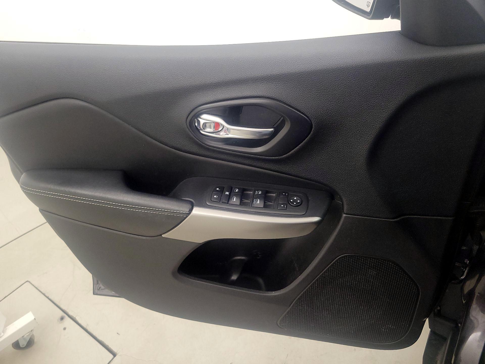 Thumbnail: 2021 Jeep Cherokee - 12