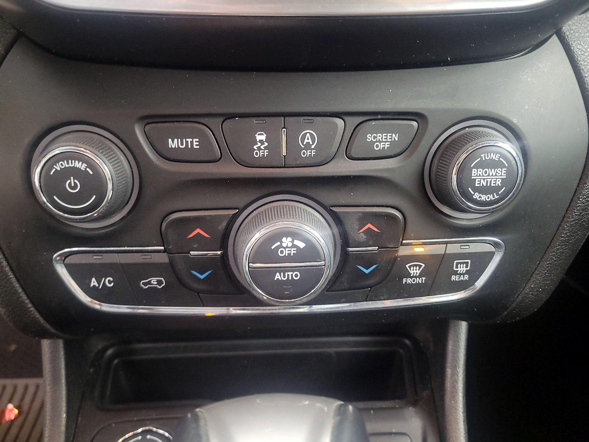 Thumbnail: 2021 Jeep Cherokee - 16