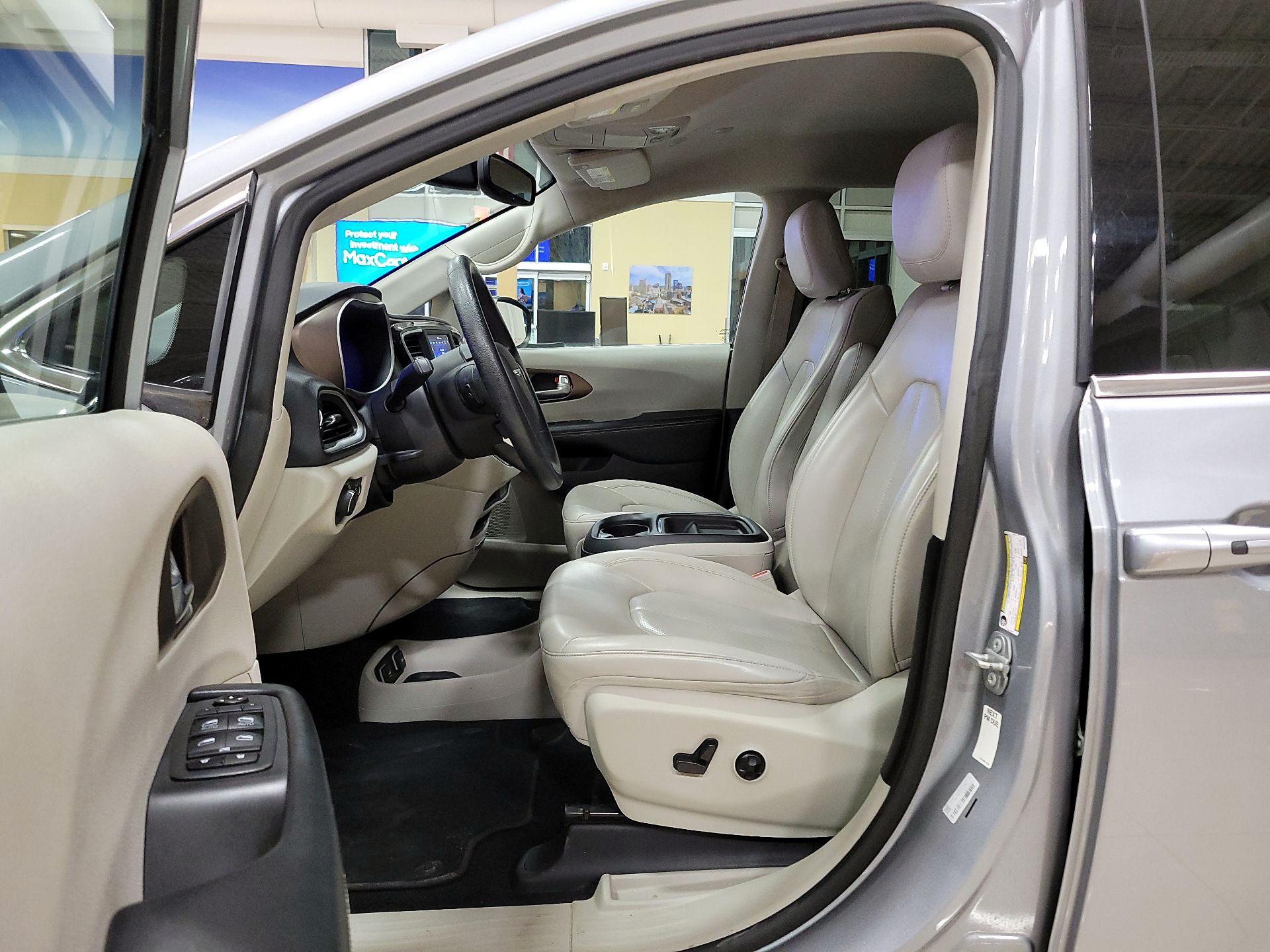 Thumbnail: 2021 Chrysler Voyager - 9