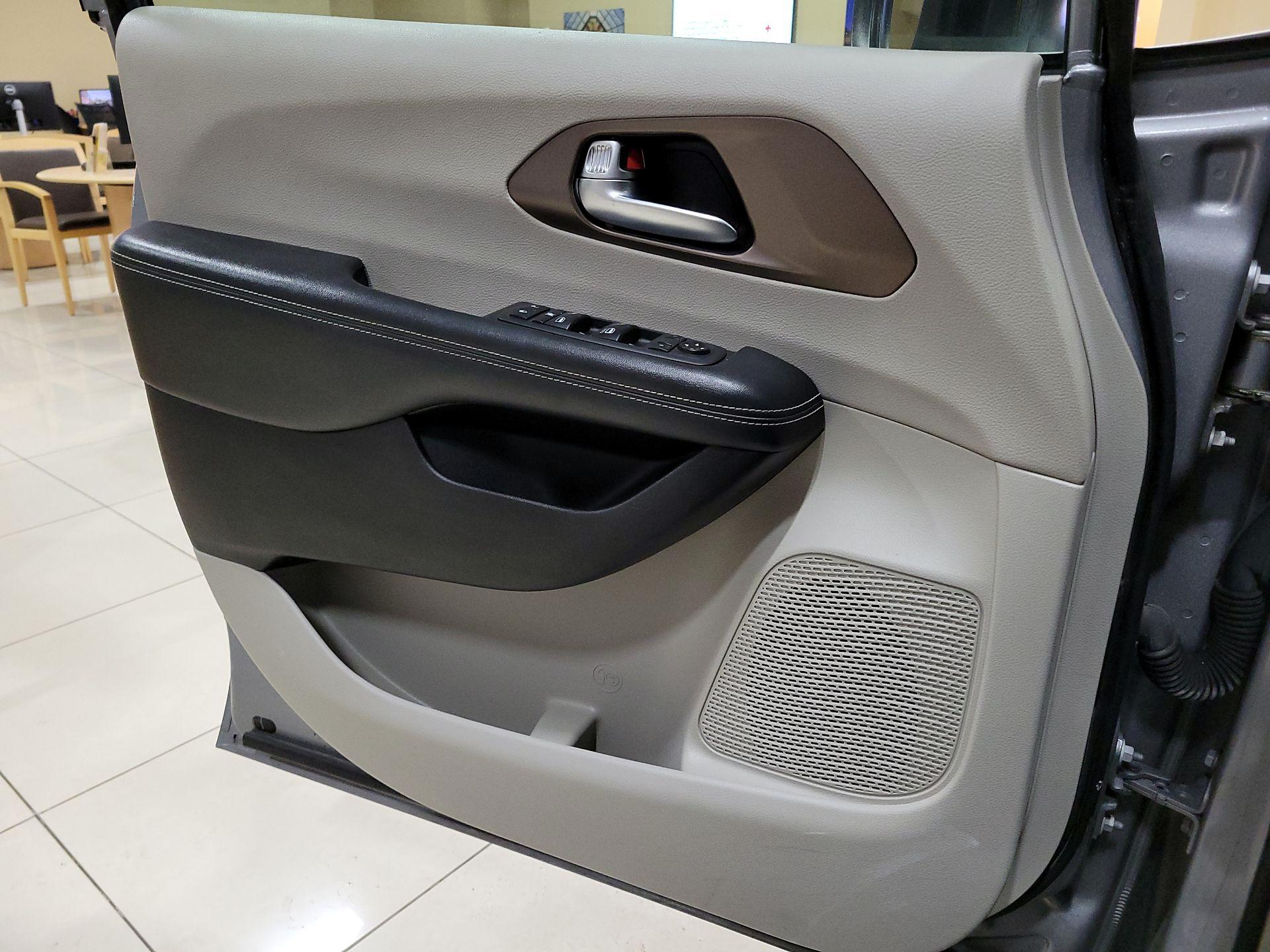 Thumbnail: 2021 Chrysler Voyager - 10