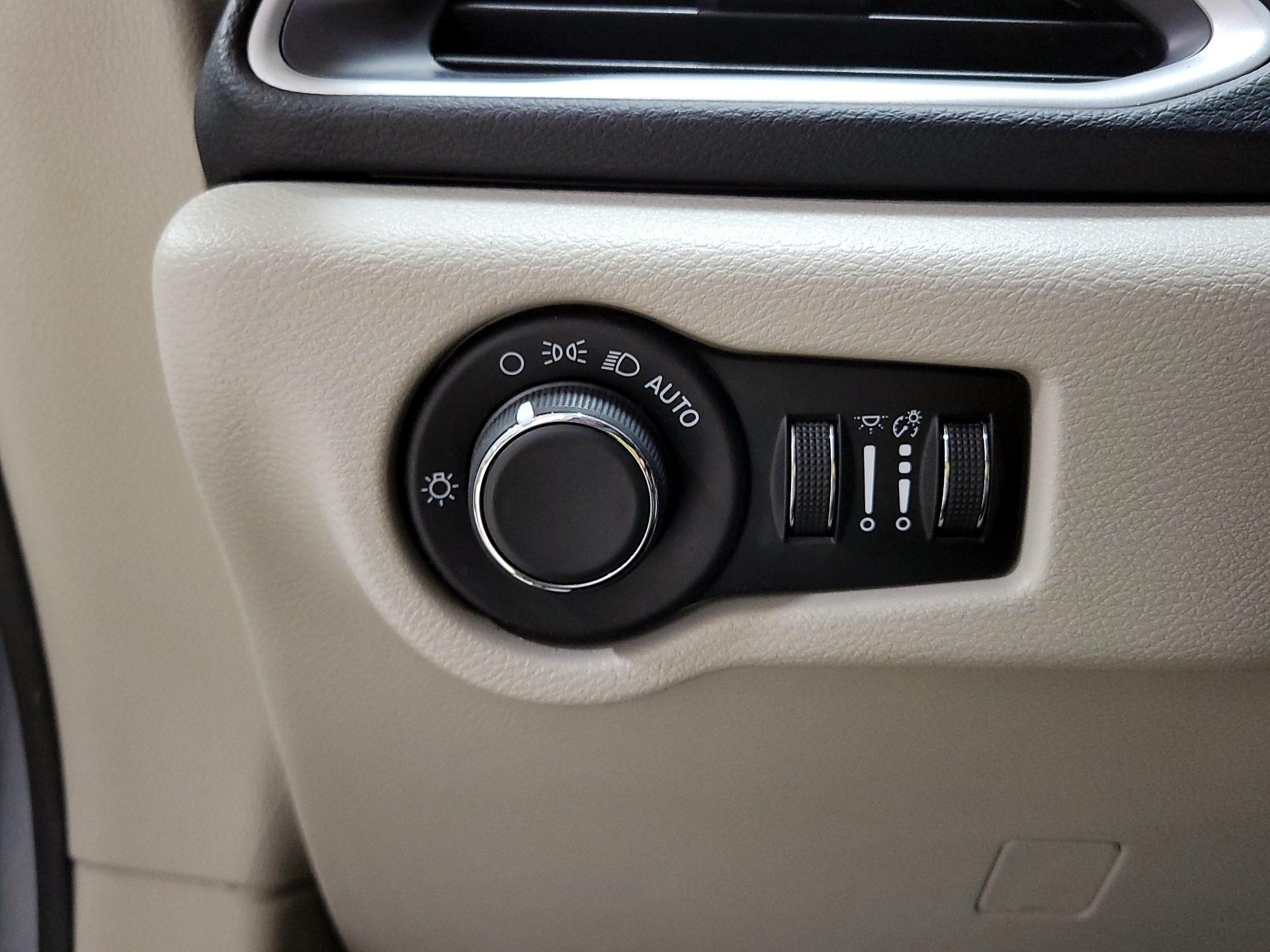 Thumbnail: 2021 Chrysler Voyager - 11