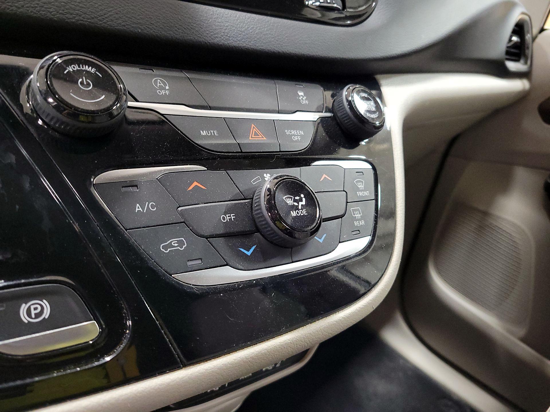 Thumbnail: 2021 Chrysler Voyager - 14