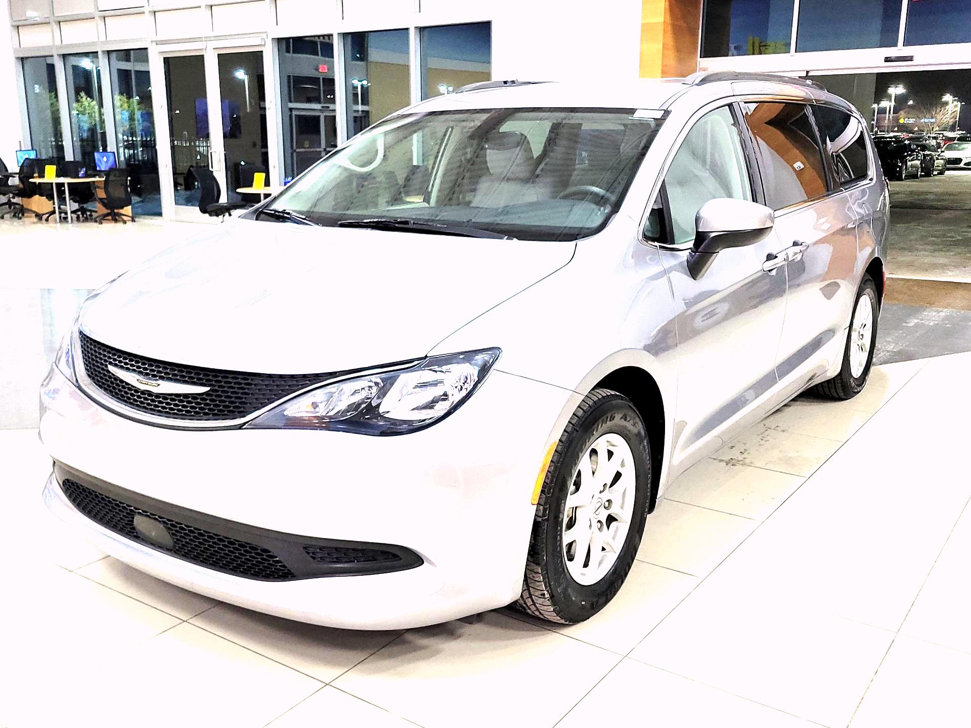 Thumbnail: 2021 Chrysler Voyager - 3