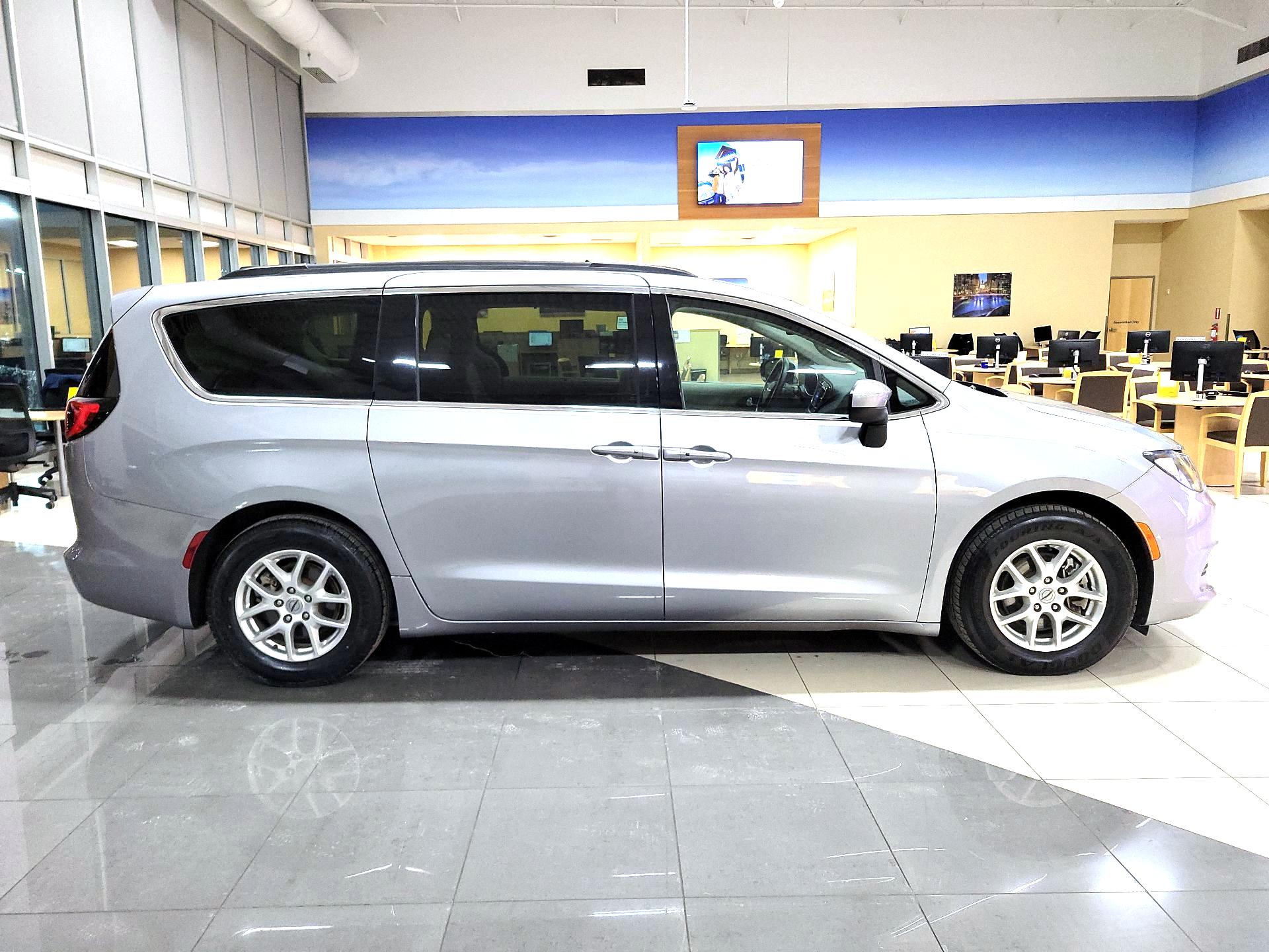 Thumbnail: 2021 Chrysler Voyager - 4