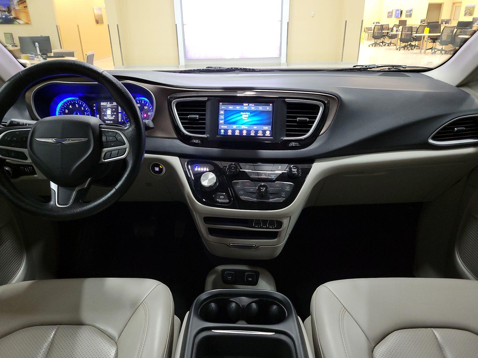 Thumbnail: 2021 Chrysler Voyager - 8