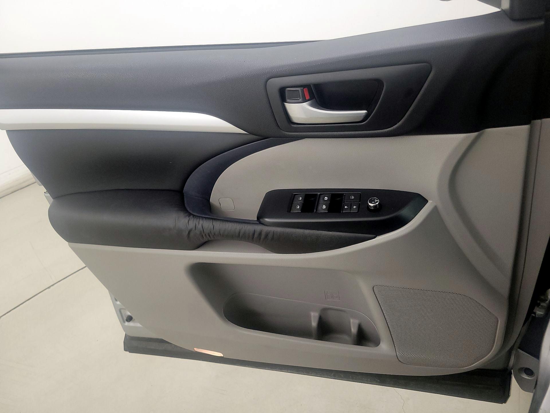 Thumbnail: 2016 Toyota Highlander - 12