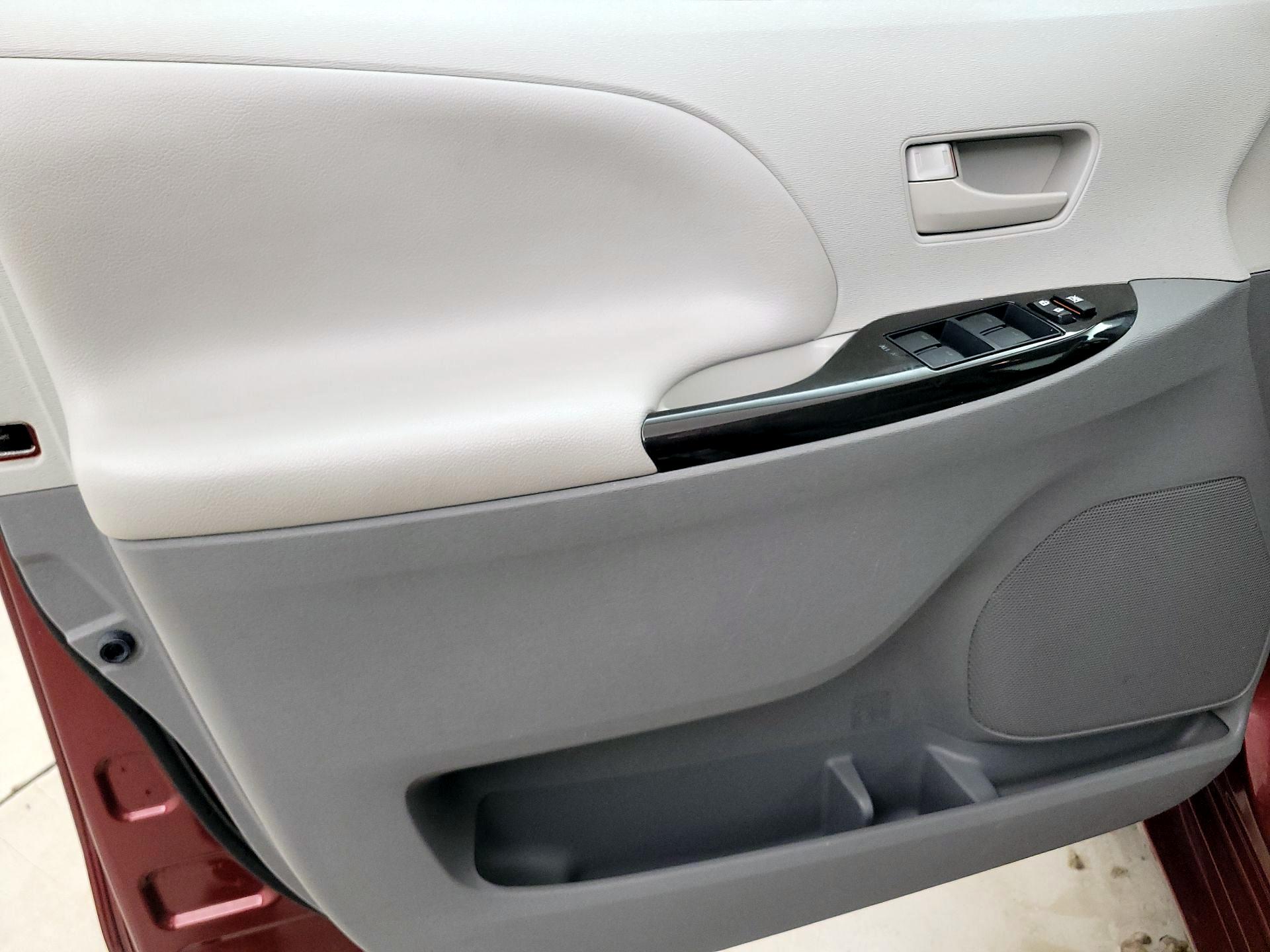 Thumbnail: 2014 Toyota Sienna - 12