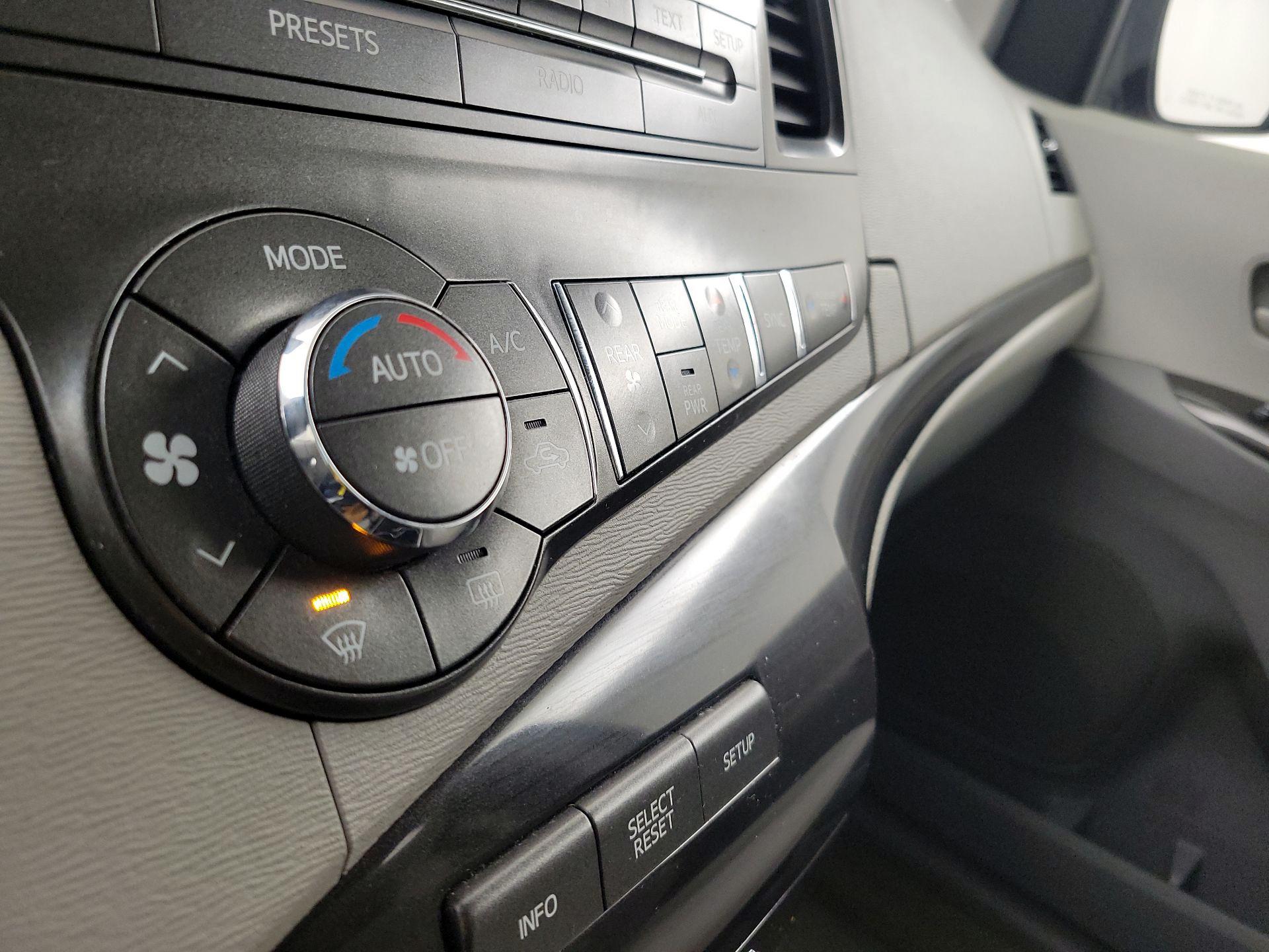 Thumbnail: 2014 Toyota Sienna - 16