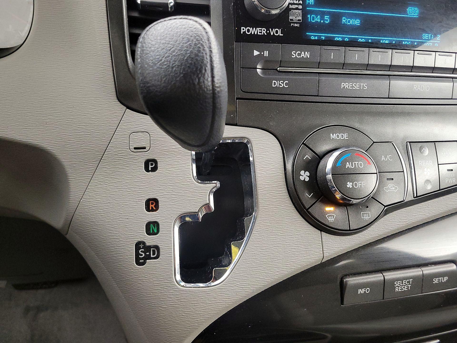 Thumbnail: 2014 Toyota Sienna - 17