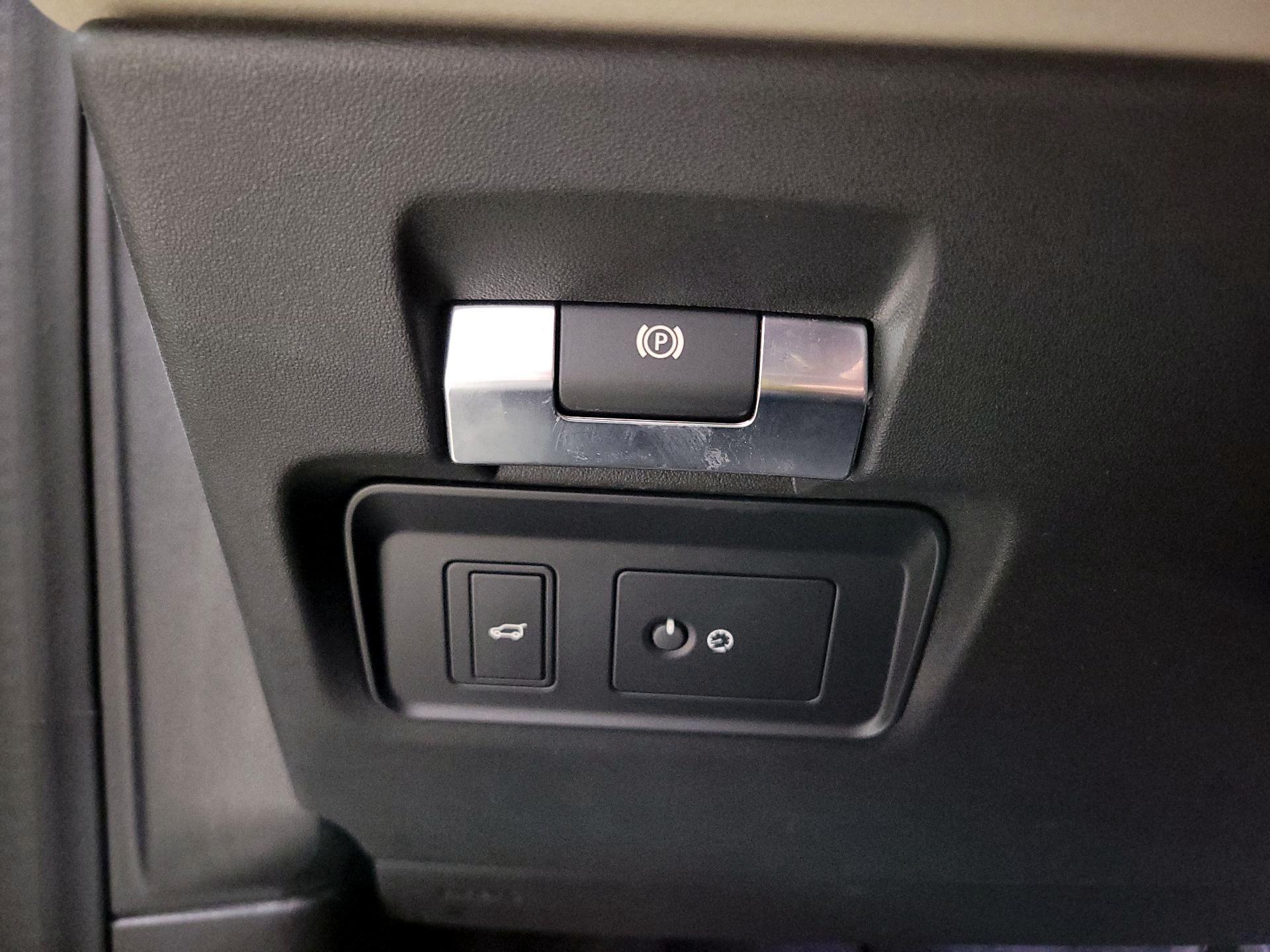 Thumbnail: 2021 Land Rover Discovery Sport - 11