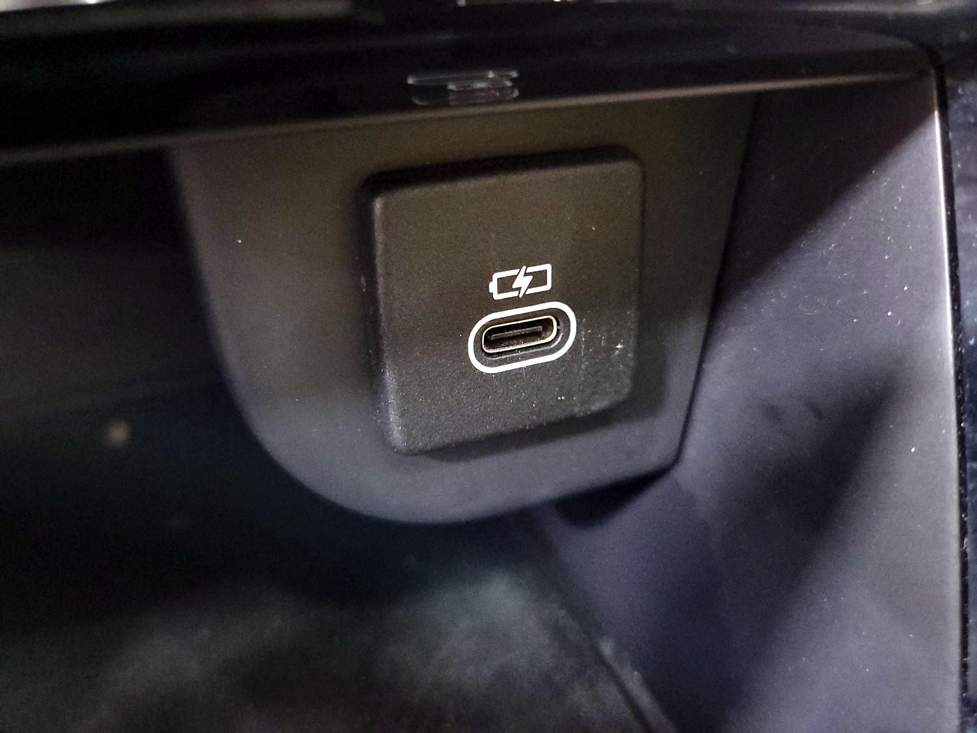 Thumbnail: 2021 Land Rover Discovery Sport - 17