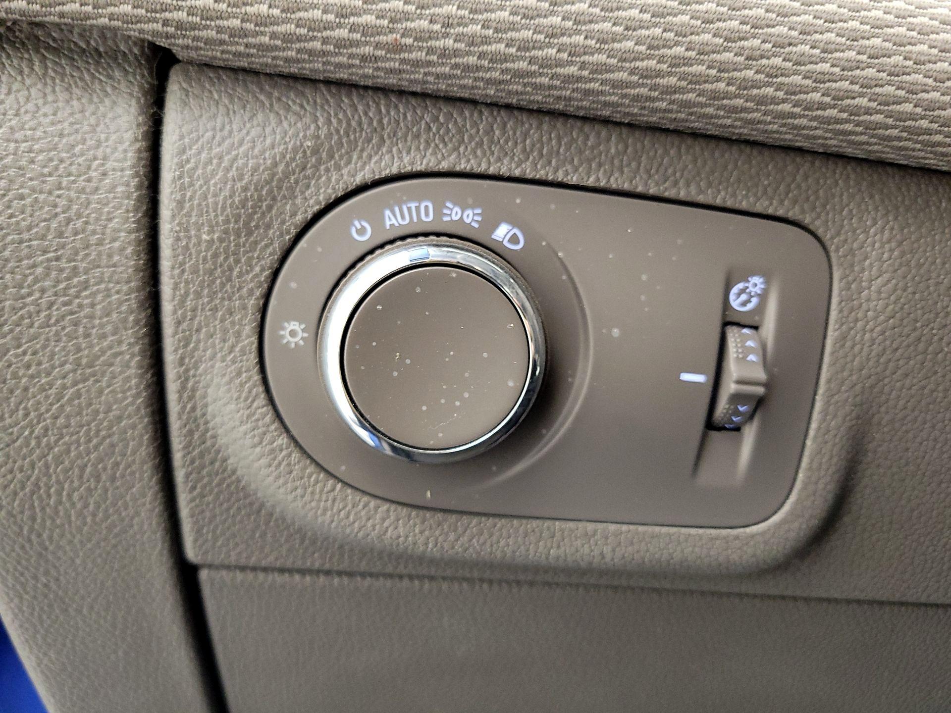 Thumbnail: 2017 Chevrolet Cruze - 13