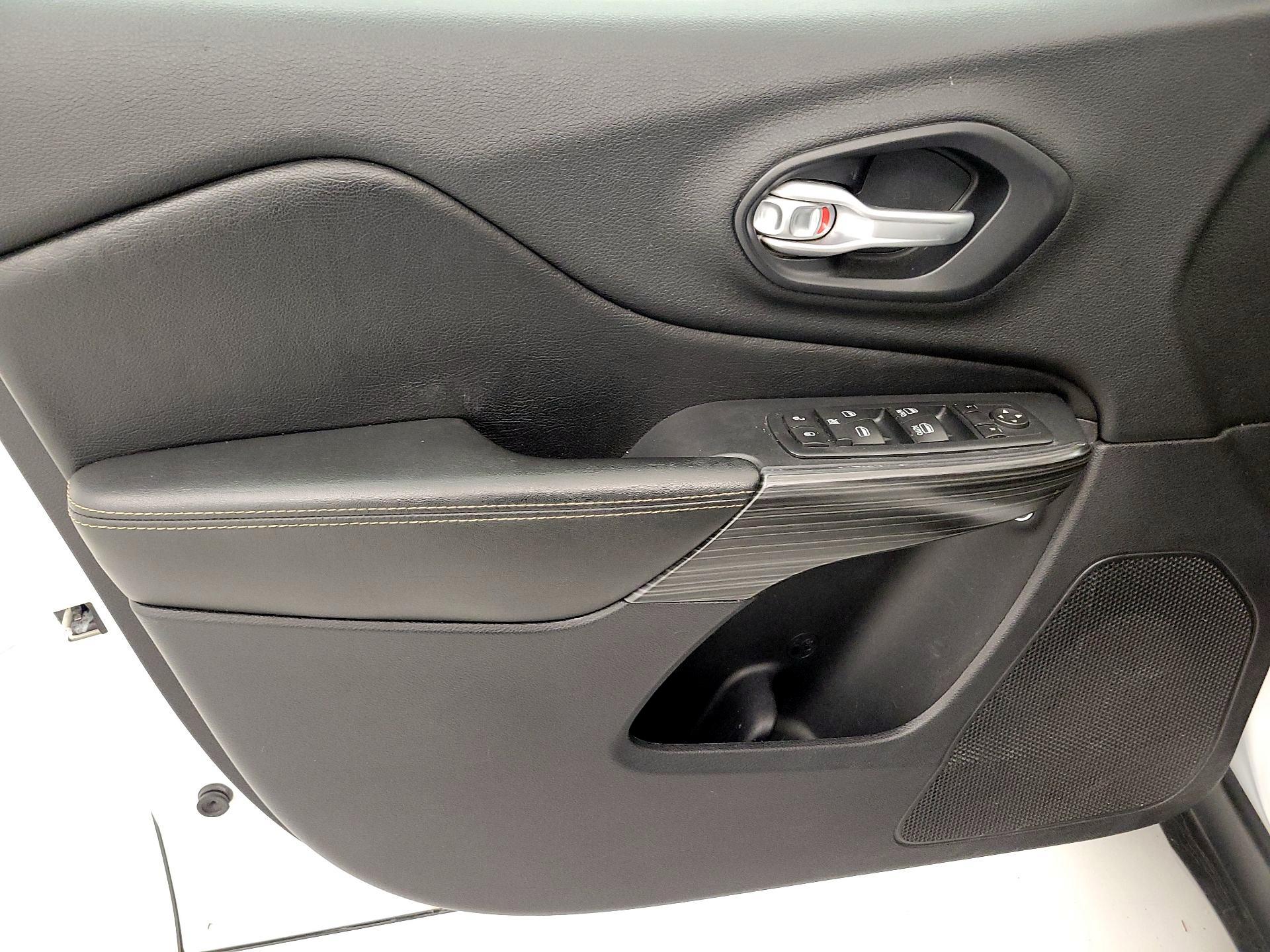 Thumbnail: 2016 Jeep Cherokee - 12