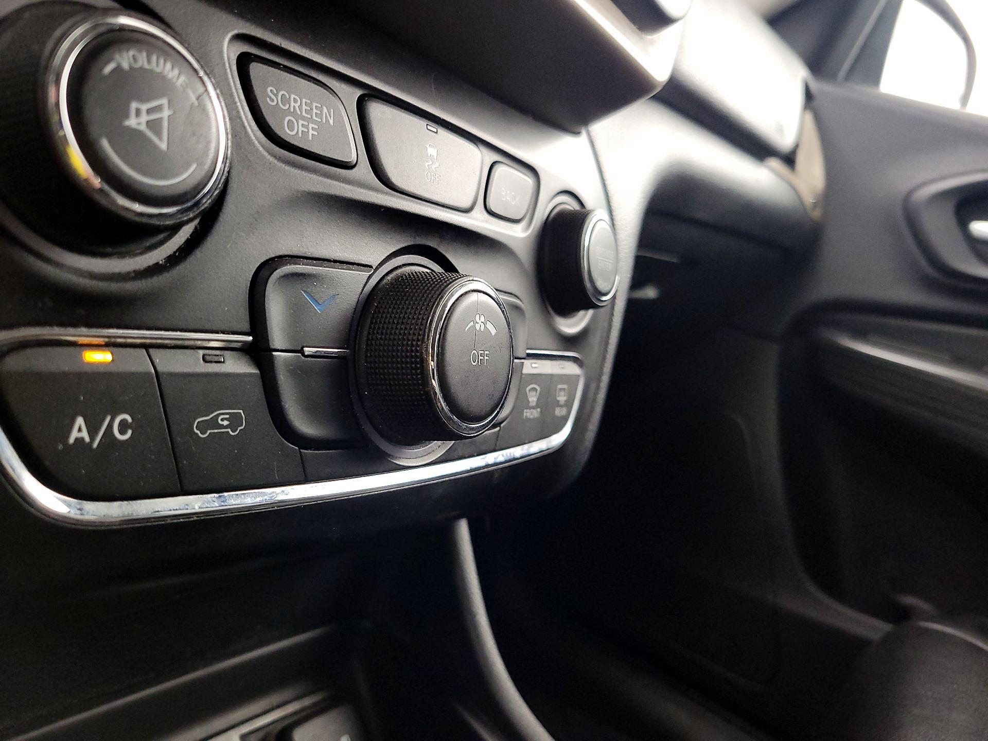 Thumbnail: 2016 Jeep Cherokee - 17