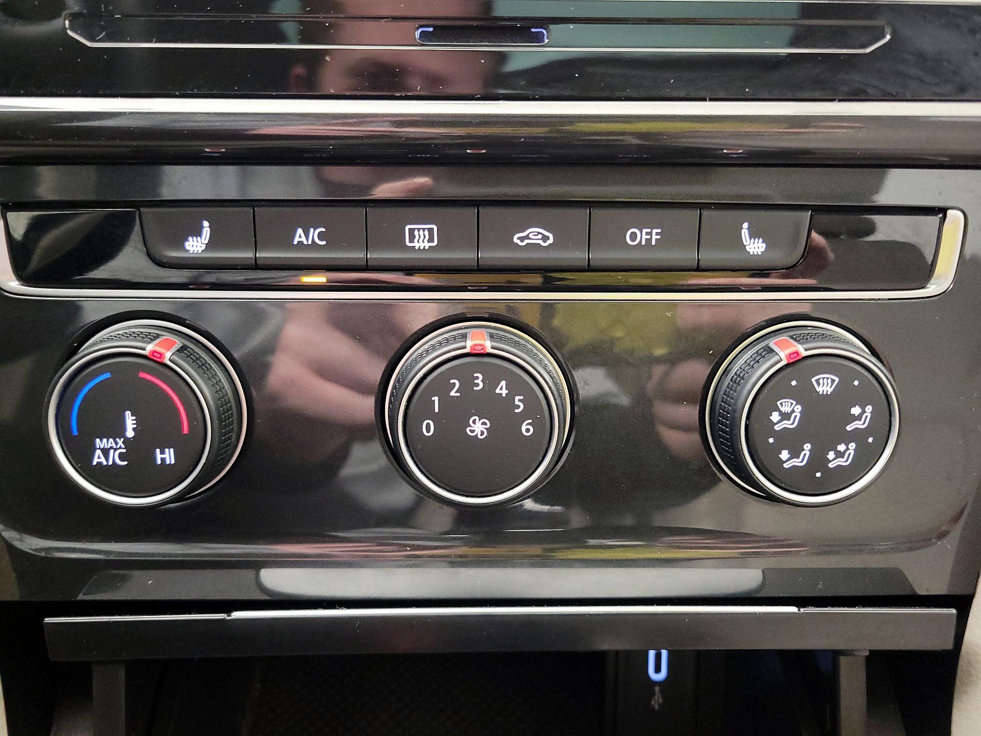 Thumbnail: 2020 Volkswagen Golf - 16