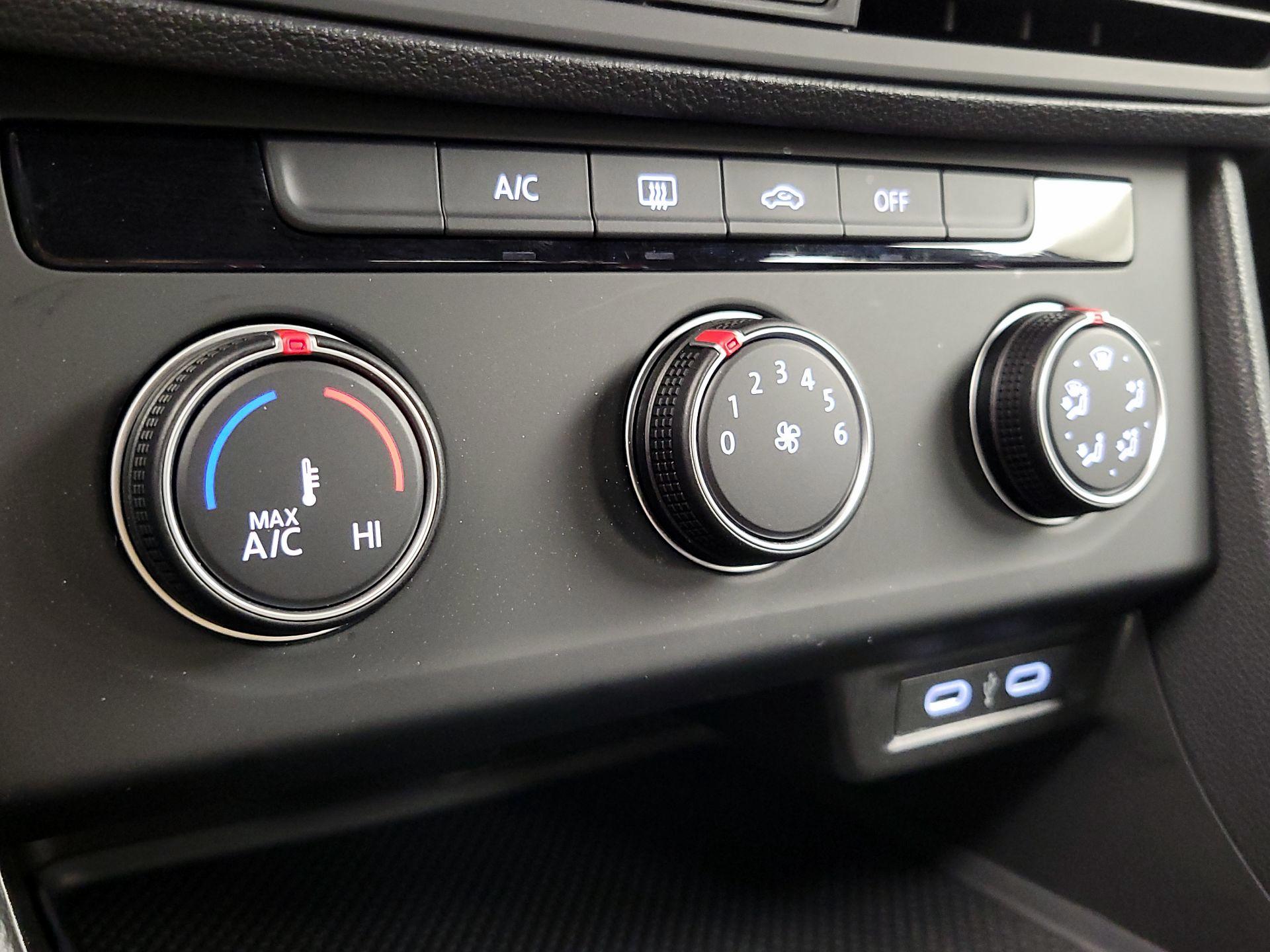 Thumbnail: 2023 Volkswagen Jetta - 16