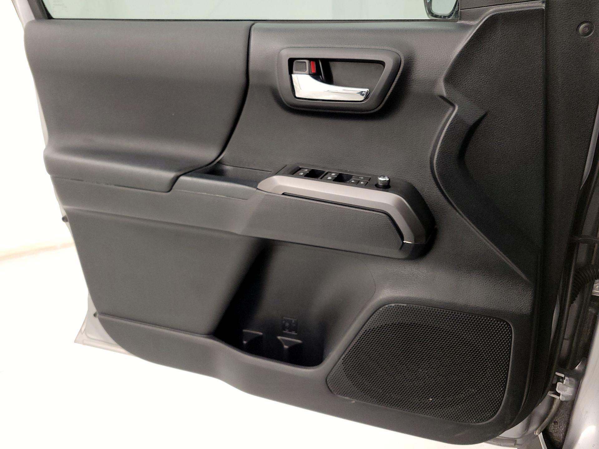 Thumbnail: 2016 Toyota Tacoma - 12