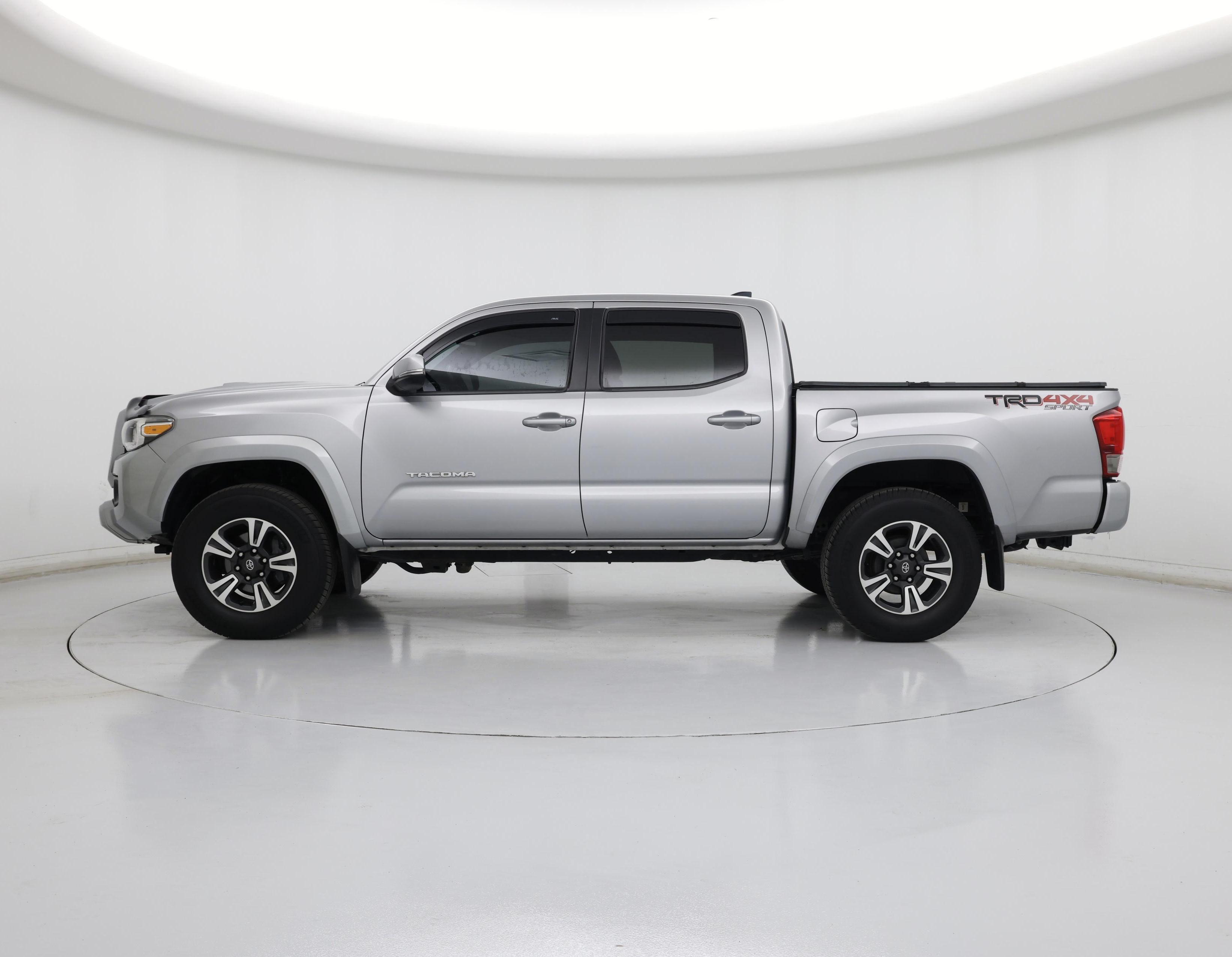 Thumbnail: 2016 Toyota Tacoma - 3