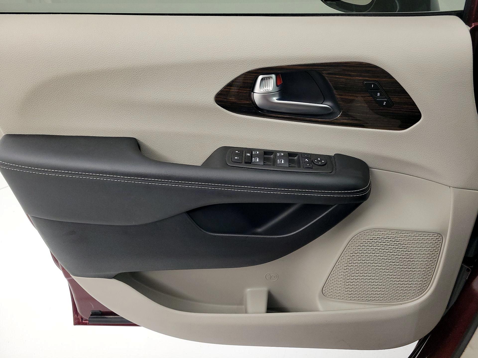 Thumbnail: 2023 Chrysler Pacifica - 12