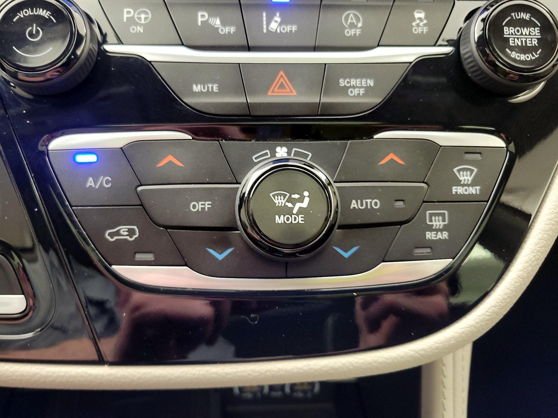 Thumbnail: 2023 Chrysler Pacifica - 17