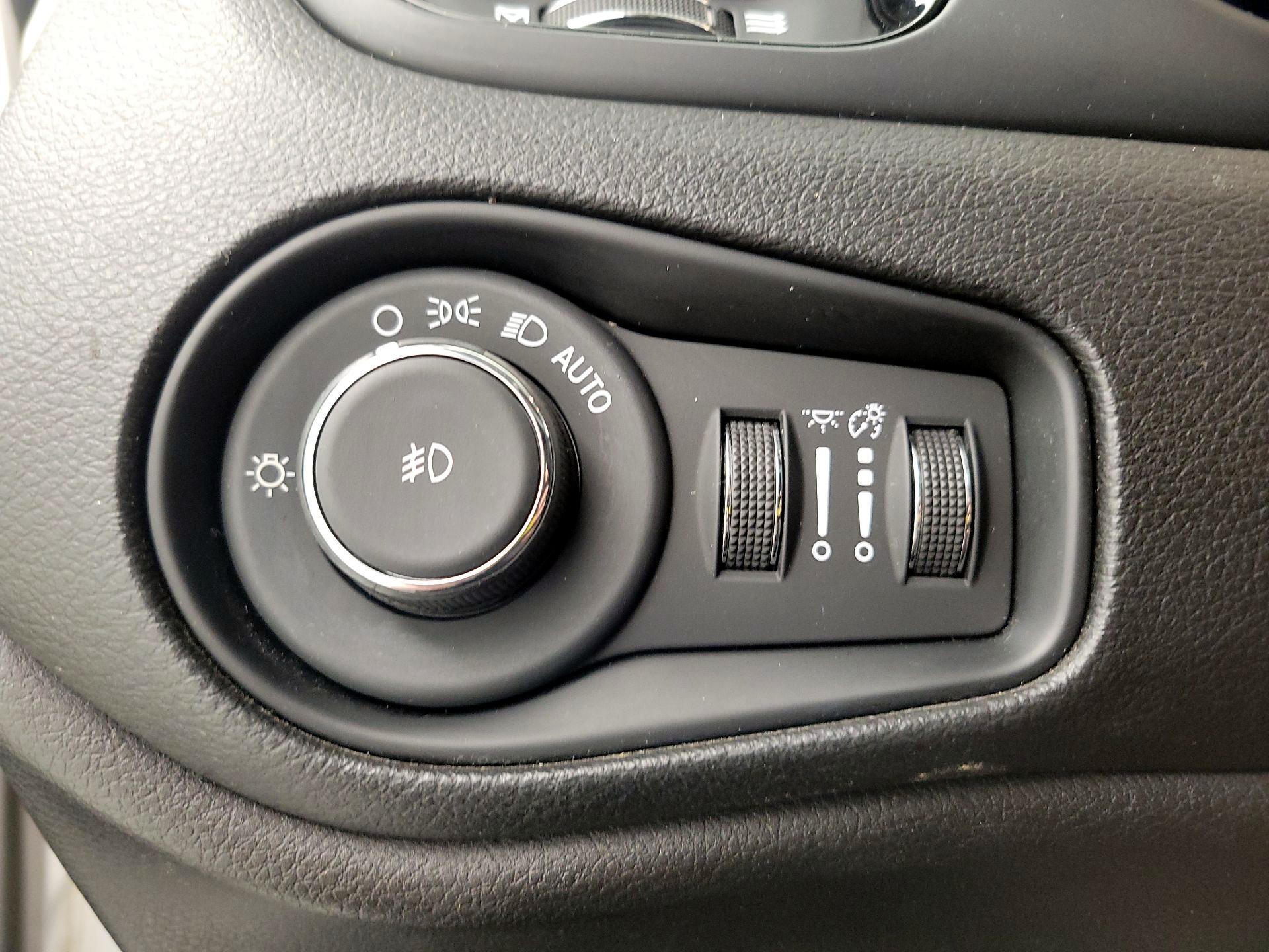 Thumbnail: 2017 Jeep Renegade - 13