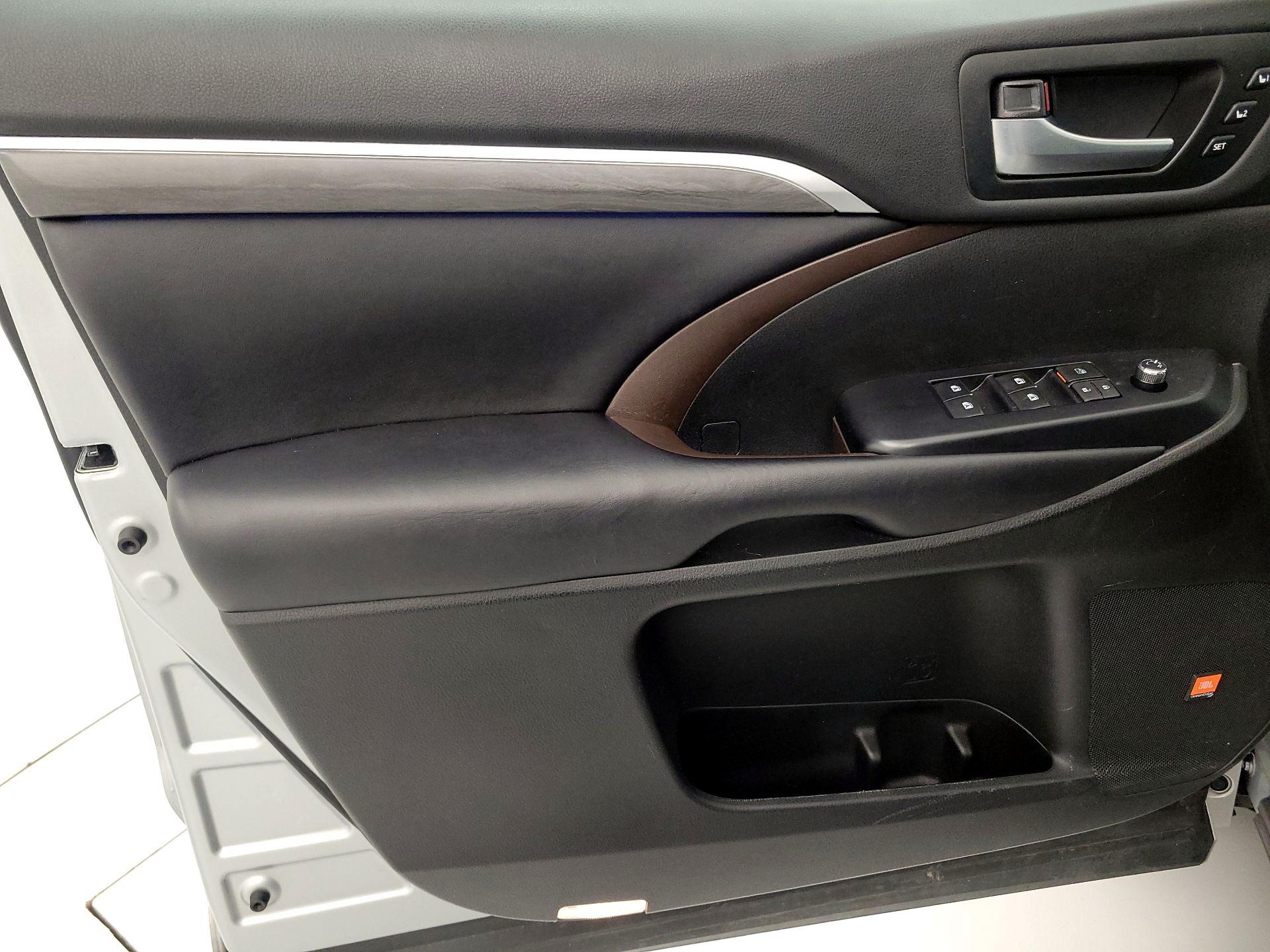 Thumbnail: 2019 Toyota Highlander - 12