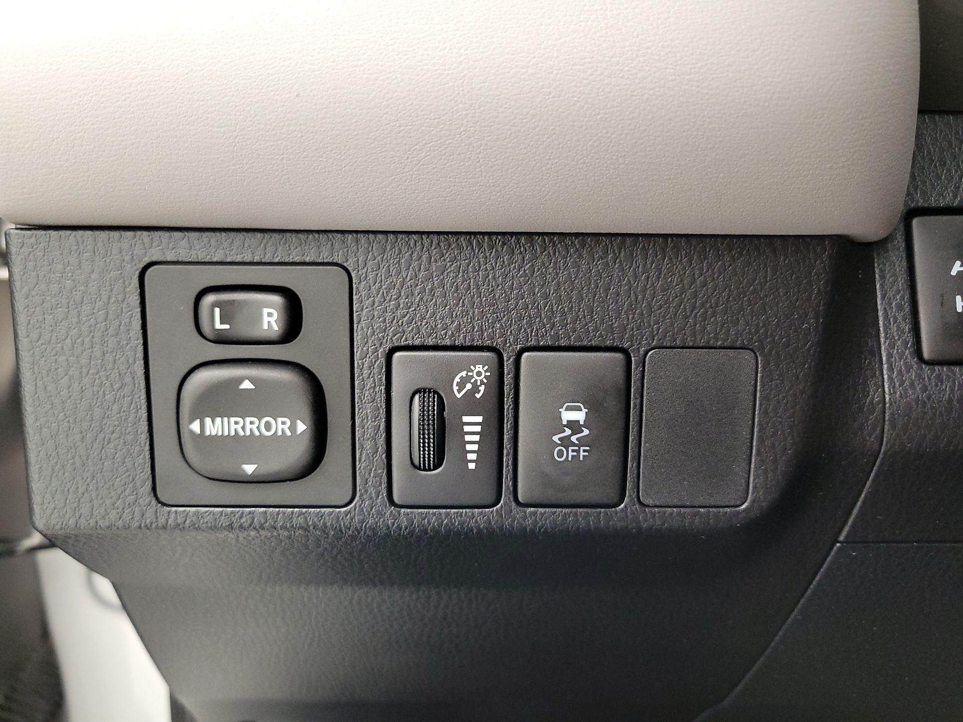 Thumbnail: 2015 Toyota RAV4 - 13