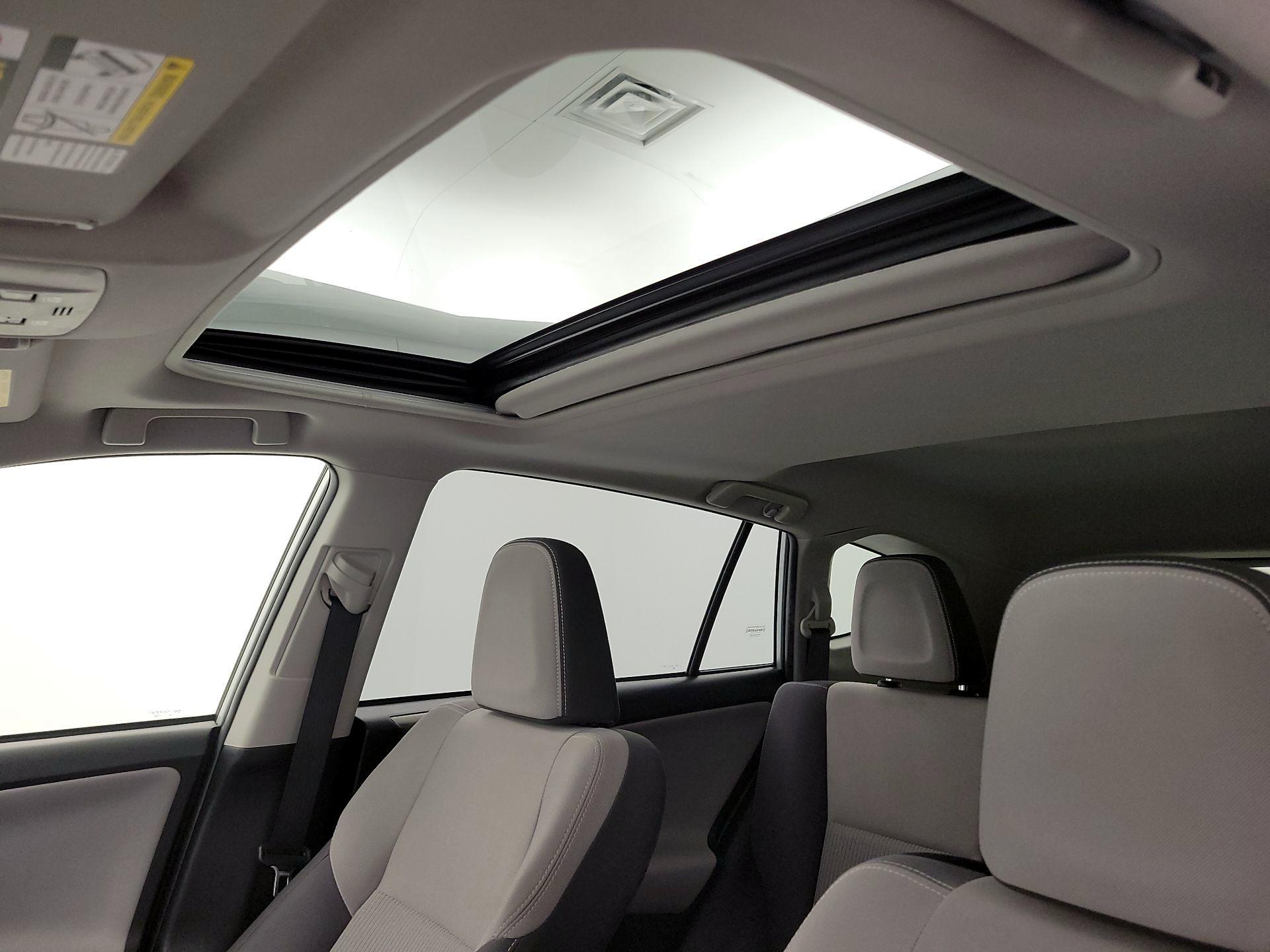 Thumbnail: 2015 Toyota RAV4 - 19