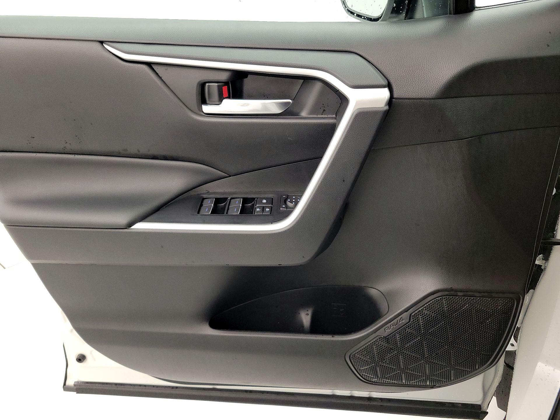 Thumbnail: 2022 Toyota RAV4 - 12