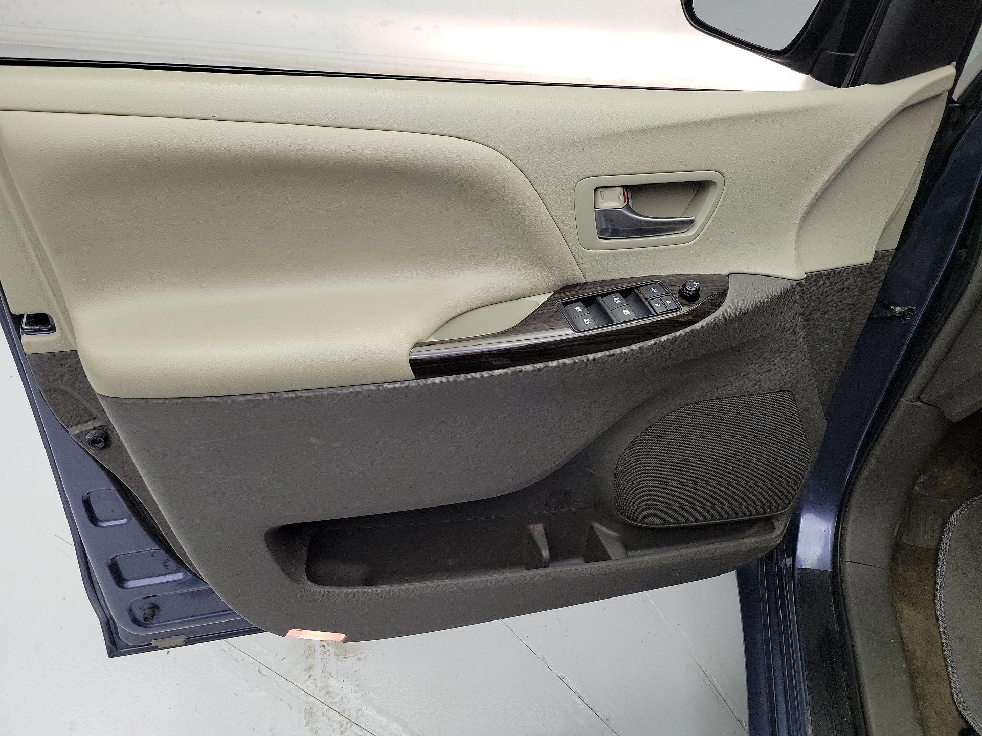 Thumbnail: 2015 Toyota Sienna - 12