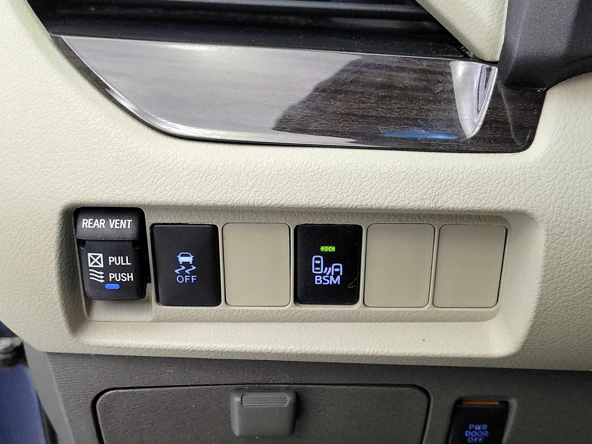 Thumbnail: 2015 Toyota Sienna - 13