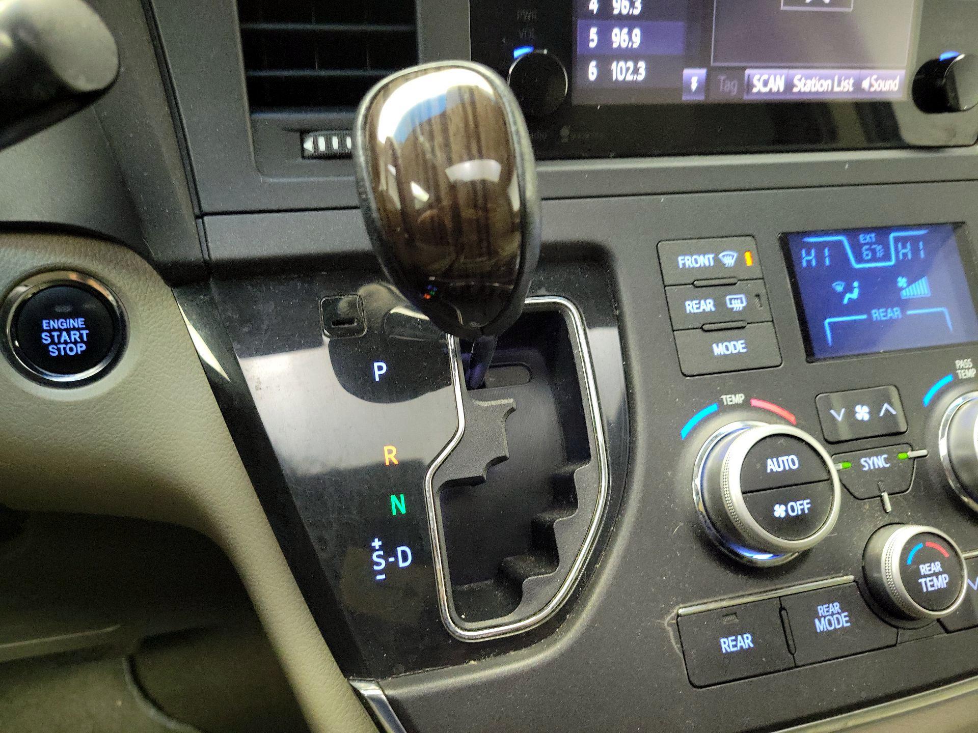 Thumbnail: 2015 Toyota Sienna - 17