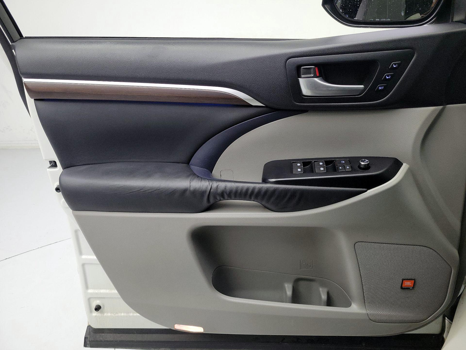 Thumbnail: 2015 Toyota Highlander - 12