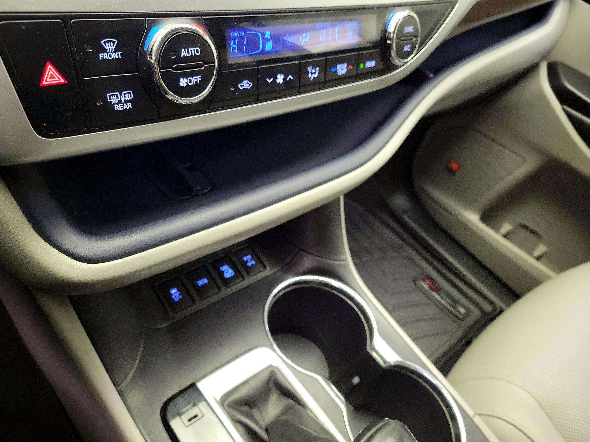 Thumbnail: 2015 Toyota Highlander - 17