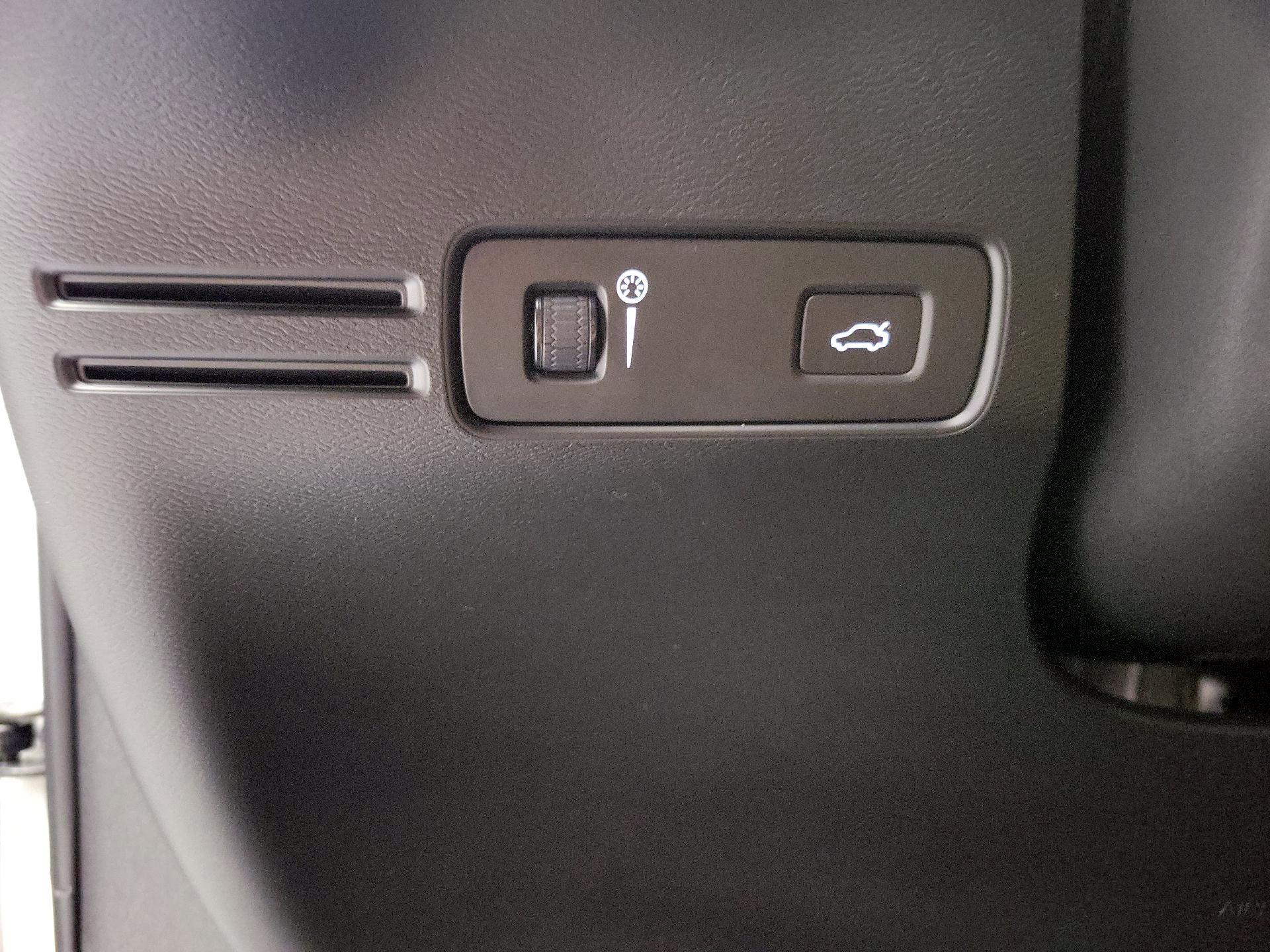 Thumbnail: 2020 Volvo XC40 - 13