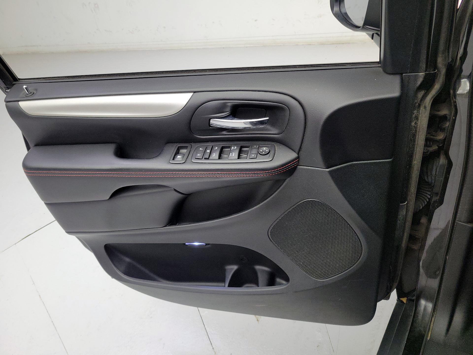 Thumbnail: 2016 Dodge Grand Caravan - 12