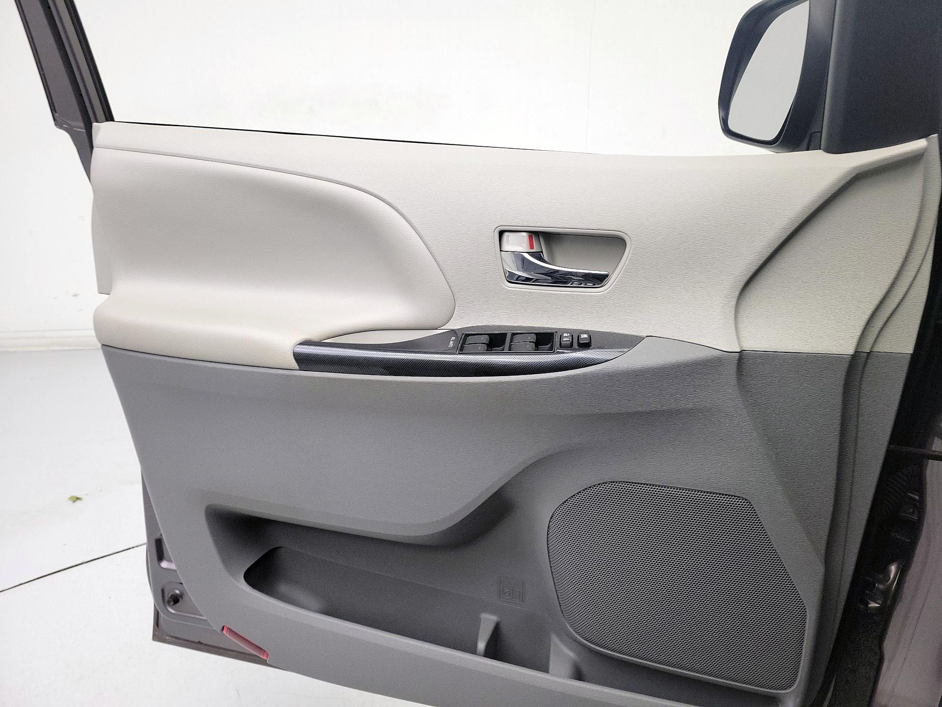 Thumbnail: 2014 Toyota Sienna - 12