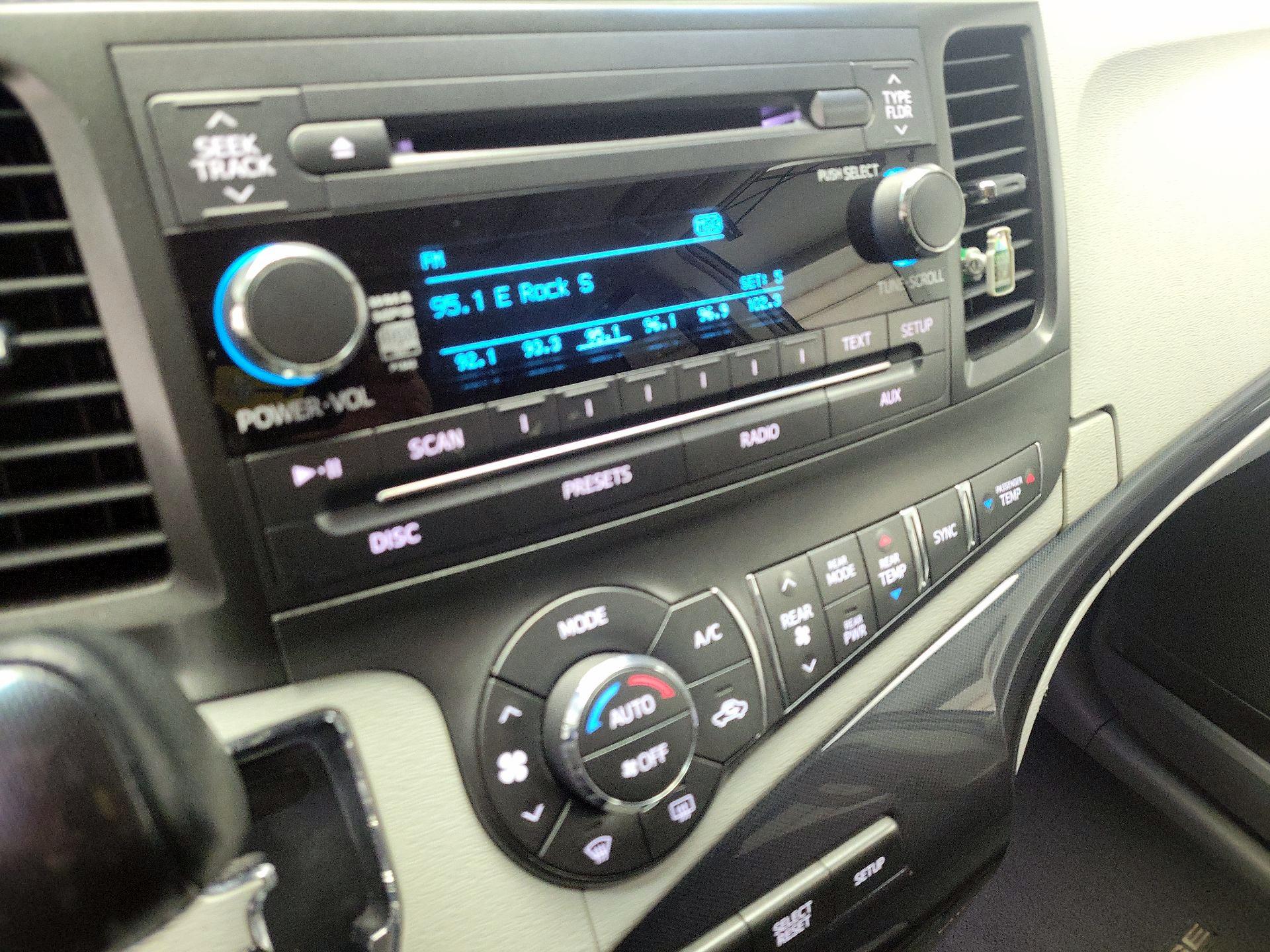 Thumbnail: 2014 Toyota Sienna - 15