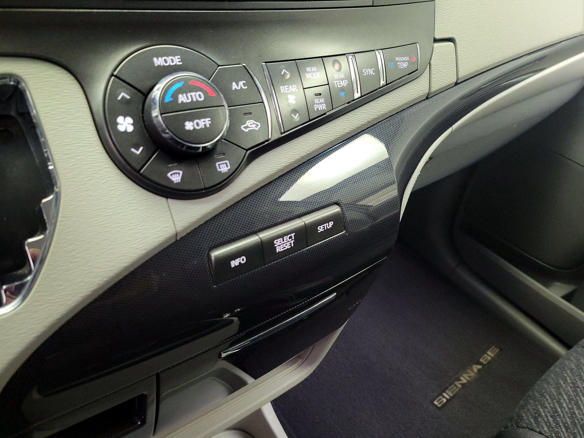 Thumbnail: 2014 Toyota Sienna - 16