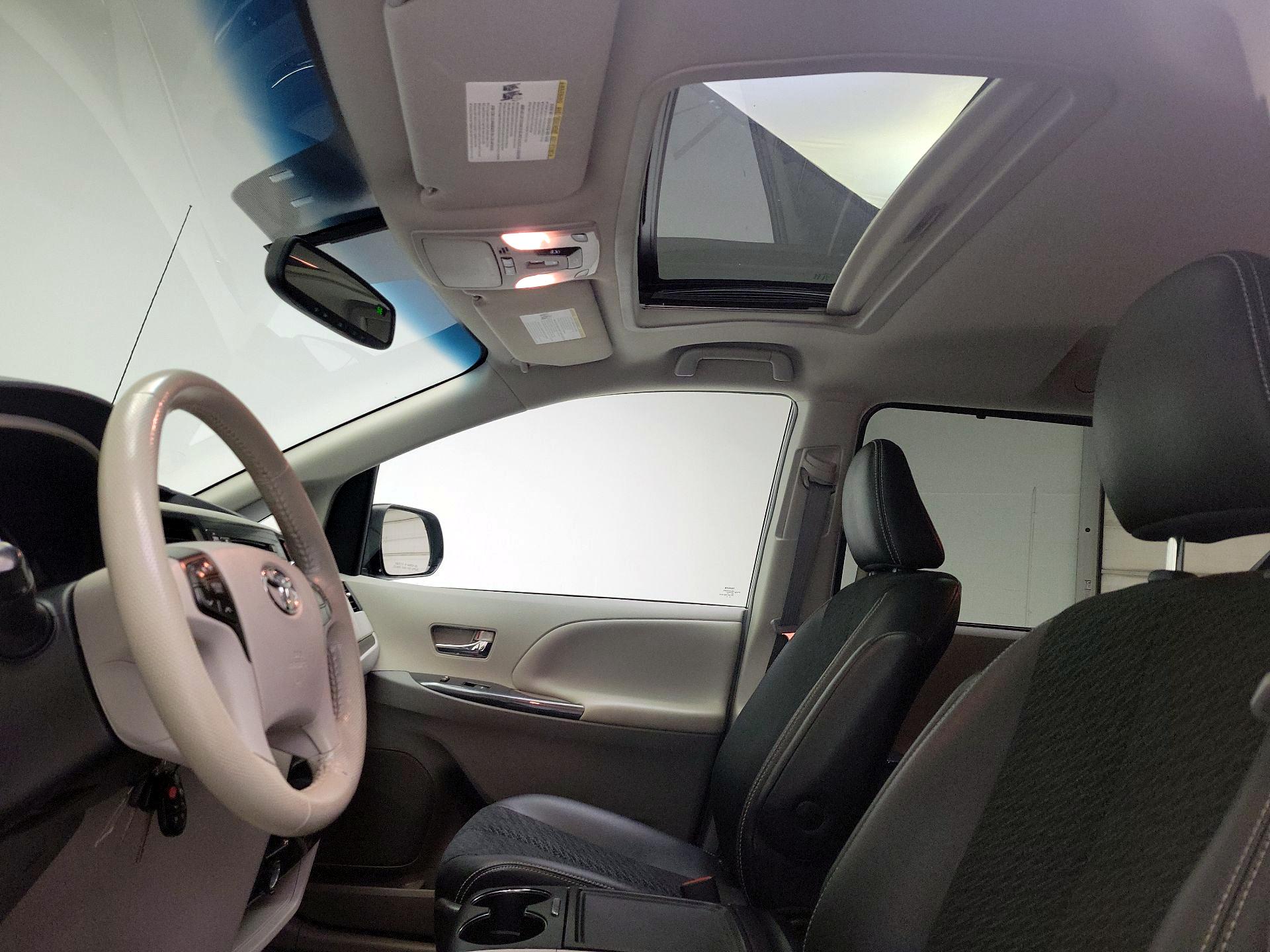 Thumbnail: 2014 Toyota Sienna - 19