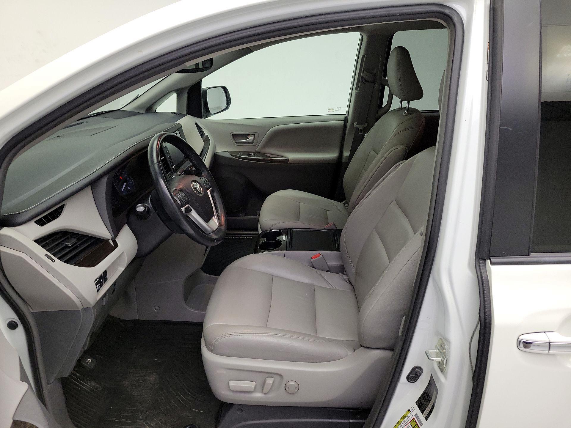 Thumbnail: 2019 Toyota Sienna - 11